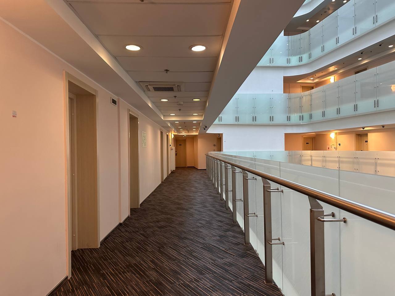 На Кубани открыли 39 новых отелей на 4 тысячи мест в 2025 году В Краснодарском крае с начала 2025 года открыли 39 новых отелей и гостиниц общей вместимостью 4 тысячи человек В их число вошли шесть круглогодичных комплексов в Геленджике Анапе Сочи и Темрюкском районе За этот же период регион посетили 17 4 млн туристов из которых 8 млн однодневные гости Экономикавпечатлений