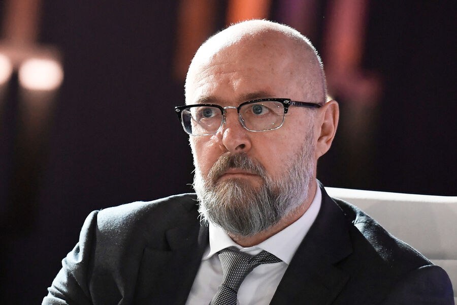 Перед Россией как цивилизацией стоят пять ключевых вызовов требующих идеологических ответов Такую позицию сформулировал начальник управления президента по вопросам мониторинга и анализа социальных процессов Александр Харичев в статье Кто мы опубликованной в журнале Государство с которой ознакомились Ведомости Среди основных вызовов чиновник выделил раскол в обществе утрату суверенитета депопуляцию утрату доверия к институтам власти и расчеловечивание В качестве ответов предлагаются формирование солидарного общества патриотическое воспитание популяризация семейных ценностей меритократия и воспитание человека будущего Путин объяснил почему СВО не началась в 2014 году Если бы не случилась спецоперация Россия в течение какого то времени потеряла бы свой политический суверенитет утверждает Харичев связывая сохранение суверенитета с патриотическим воспитанием молодежи