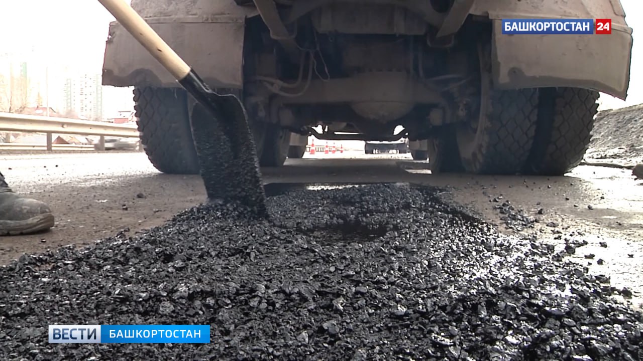 Уфимцев предупредили об ограничении движения на Затонском мосту Сегодня, 30 июля, до 18 часов вечера перекрыли крайнюю левую полосу нового Затонского моста, предназначенную для движения грузовых автомобилей в объезд старого моста. В мэрии Уфы пояснили, что это связано с проведением ремонта дорожного покрытия. Подписаться Сообщить новости