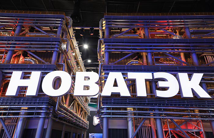 Чистая прибыль "НОВАТЭКа" за I полугодие снизилась на 34%  Чистая прибыль "НОВАТЭКа" за первое полугодие текущего года составила 225,7 млрд рублей по сравнению с 341,7 млрд рублей годом ранее  на 34% меньше , сообщила компания.  Рынок ожидал результат в 255 млрд рублей. Ближе всех оказался прогноз Газпромбанка - 221 млрд рублей.  Нормализованная прибыль компании без учета курсовых разниц в отчетном периоде составила 237,06 млрд рублей по сравнению с 285,6 млрд рублей годом ранее  на 16,8% меньше . Консенсус прогноз аналитиков по этому показателю, который учитывается при расчете дивидендов, - 229 млрд рублей. Точнее всех оказались Совкомбанк и "Цифра Брокер" - 235 млрд рублей.  Выручка от реализации выросла на 6,9% - до 804,3 млрд рублей, а нормализованная EBITDA с учетом доли в EBITDA совместных предприятий за шесть месяцев - 471,8 млрд руб., что на 1,8% меньше того же периода 2024 года.