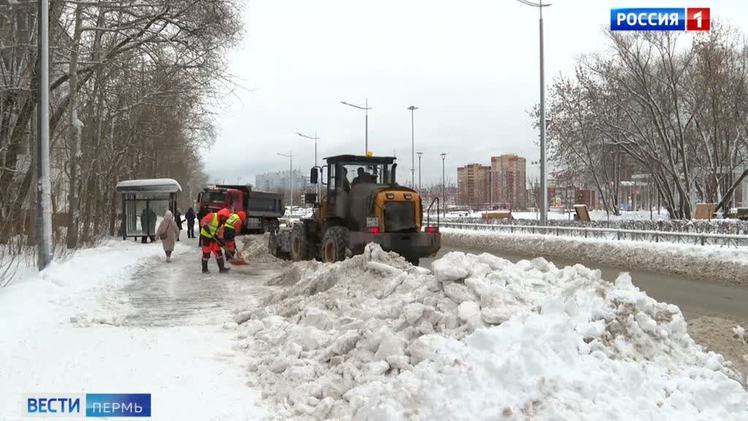 В Перми за сутки вывезли более 12 тысяч кубометров снега    В Перми продолжается уборка снега после циклона. За сутки вывезено более 12,5 тыс. кубометров. Глава города Эдуард Соснин проверил расчистку улиц, уделив особое внимание проблемным местам, например, остановке на улице Макаренко. Работы идут в усиленном режиме, очищаются дороги, тротуары, лестницы, используется противогололёдная обработка. Жители положительно оценили изменения.