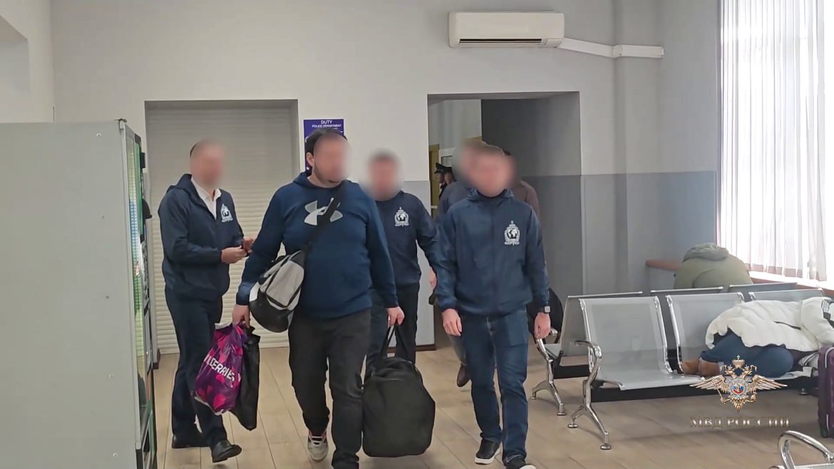 Из России в Турцию выдворен разыскиваемый по каналам Интерпола   В международном аэропорту г Краснодара в сопровождении сотрудников территориального подразделения НЦБ Интерпола МВД России и линейного отдела полиции на транспорте турецким партнерам передан обвиняемый Гражданин Турецкой Республики находился в международном розыске за совершение кражи По предварительным данным в 2011 году в городе Измире мужчина с использованием подложных документов о доставке грузов добился от граждан подписания векселей о долговых обязательствах Причиненный ущерб составил около 2 5 млн турецких лир В результате информации полученной по каналам Интерпола разыскиваемый в прошлом году был задержан сотрудниками ГУ МВД России по Краснодарскому краю Компетентными органами региона принято решение об административном выдворении фигуранта за пределы России Успех этой совместной работы стал возможен благодаря слаженному оперативному взаимодействию национальных центральных бюро Интерпола двух государств Подписывайтесь на наши страницы в Telegram MAX VK