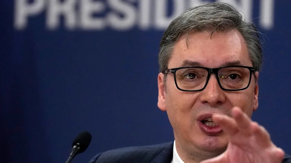 Президента Сербии Александра Вучича обвинили в причастности к человеческим сафари 1990 х в Сараево Убийства мирных жителей как туристическая достопримечательность в 1990 е годы во время войны в Боснии и Герцеговине богатые европейцы ездили в районы военных действий и покупали специальные туры для стрельбы по жителям Сараево Теперь хорватский журналист расследователь Домагой Маргетич подал в прокуратуру Милана уголовную жалобу на президента Сербии Александра Вучича с обвинениями в причастности к этим сафари Как сообщают в итальянских СМИ молодой Вучич в роли добровольца в боснийской войне мог быть связан с этими экспедициями иностранцев В основном это были снайперы любители из Италии а также из других стран Западной Европы и США Рассказывается что они платили от 80 000 до 100 000 евро за каждое такое сафари где стреляли по гражданскому населению В документальном фильме словенского режиссёра Миранa Зупанича 2022 года бывшие солдаты и сотрудники спецслужб рассказывают что охотников на людей сопровождали на позиции боснийских сербов на холмах Сараева где те стреляли в женщин стариков и детей По подсчётам тогда во время блокады Сараева погибли более 10 000 человек Теперь прокуратура Милана начала расследование Журналист Маргетич представил доказательства которые по его словам подтверждают что президент Вучич в то же время находился на одной из военных позиций в Сараеве Вучич отрицает что сопровождал богатых иностранцев на стрельбу Его представительница в официальном заявлении назвала публикации журналиста классическим случаем злонамеренной дезинформации направленной на подрыв институциональной репутации Республики Сербия и её президента BILD Russian