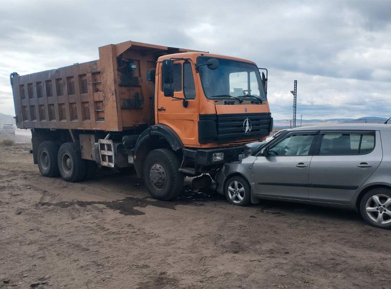 В Бурятии водитель легковушки умер после столкновения с грузовиком  ДТП произошло вчера утром в селе Наушки Кяхтинского района. Как сообщили в ГИБДД Бурятии, на ул. Деповская 62-летний водитель автомобиля «Шкода Фабиа» потерял управление, слетел с дороги и врезался в стоящий самосвал «Бейфан».   «Водитель легкового автомобиля скончался на месте ДТП. Предварительно, одной из возможных причин произошедшего стало внезапное ухудшение здоровья мужчины», - рассказали в Госавтоинспекции.       Сообщить нам свою новость можно по кнопке:       Письмо в редакцию