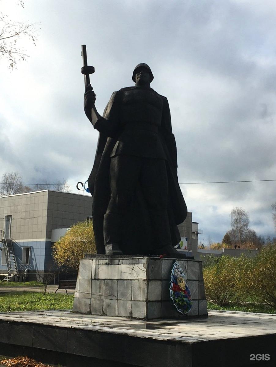 В Перми планируется ремонт мемориала на улице Гальперина, посвященного рабочим и служащим химико-механического завода, погибшим в годы Великой Отечественной войны. Стоимость работ оценивается в 20,9 миллиона рублей. Подрядчику предстоит завершить работы в течение 60 дней после заключения контракта.  Проект включает облицовку стен гранитными плитами, устройство полов из мраморно-гранитных материалов, выравнивание поврежденных участков и другие работы. Также будет установлена архитектурно-художественная подсветка, которая подчеркнет основные элементы мемориала.     Деловые новости и политика Перми — подписаться