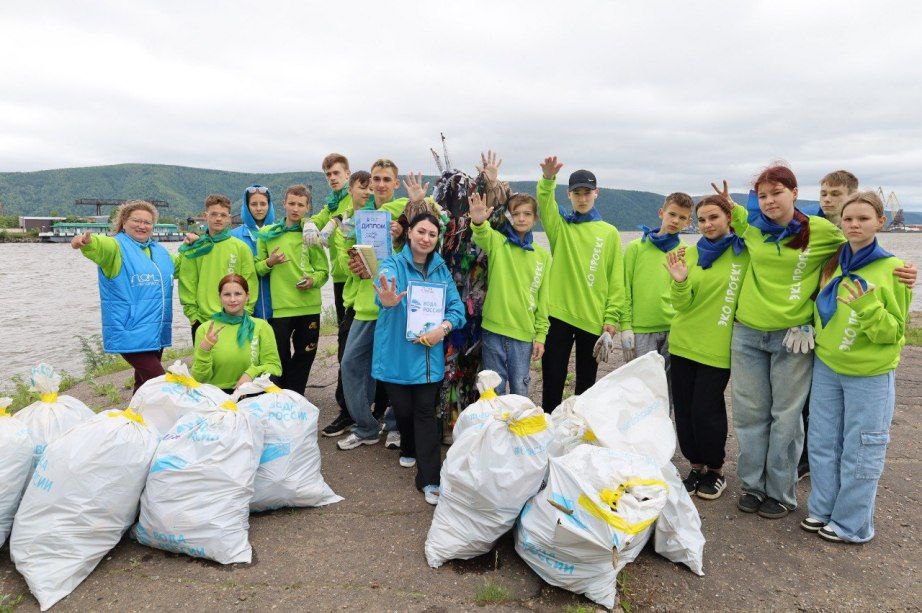 Присоединиться к акции Вода России могут жители Хабаровского края Жителей Хабаровского края приглашают стать участниками всероссийской акции Вода России Контакты организаторов есть в плане графике мероприятия на официальном сайте минприроды края Чтобы добиться цели поставленной губернатором Дмитрием Демешиным превратить наш регион в край комфортного проживания нужны усилия многих людей Экологическая акция позволит вновь объединить активистов региона Субботники стартуют в апреле и продлятся до октября За 7 месяцев волонтеры очистят от мусора свыше 190 км береговых линий рек озер и морей во всех муниципалитетах края рассказал министр природных ресурсов Хабаровского края Александр Леонтьев   Будь в курсе событий везде ОК VK MAX