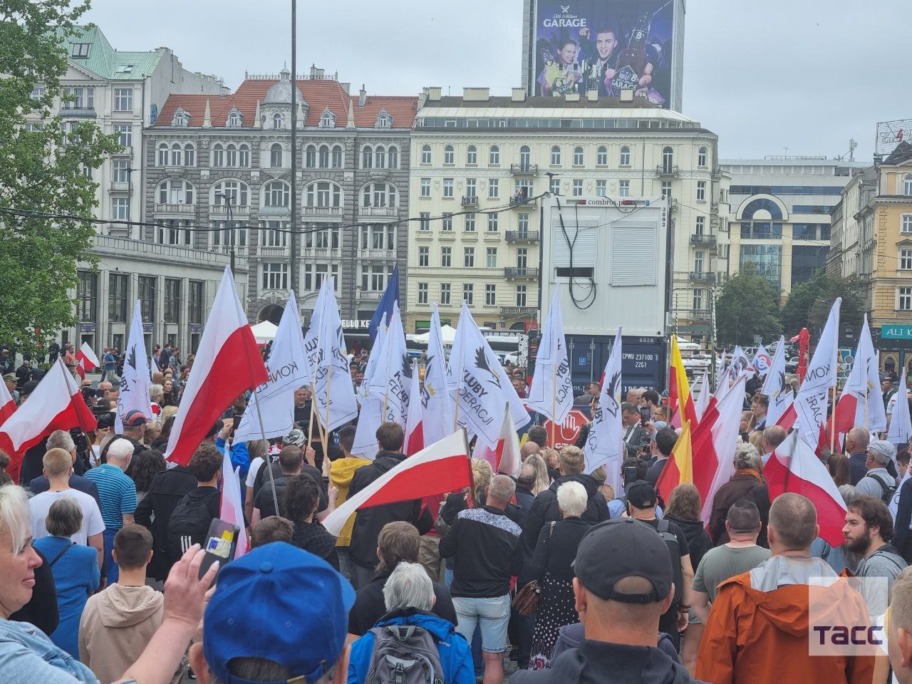 В Польше ультраправые проводят антимигрантские акции протеста.  Они выступают против вступления в силу миграционного пакта ЕС, а также против строительства центров интеграции мигрантов  Заря   Новости - Подписаться
