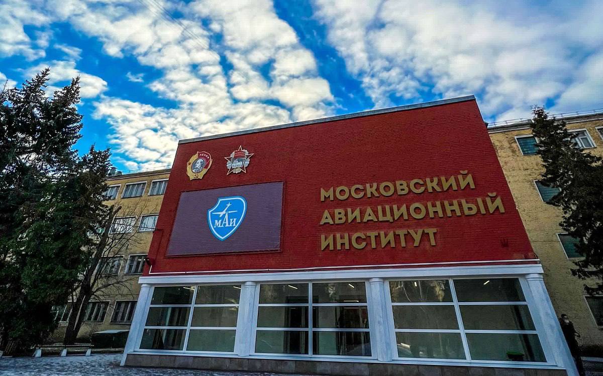 В Московском авиационном институте создают грузовой многоразовый космолёт способный осуществлять горизонтальные взлёт и посадку с обычных аэродромов без отделяемых элементов конструкции Технически проект проще чем зарубежные аналоги требует меньших вложений и сроков разработки Аппарат оснастят силовой установкой из трёх модулей старт и разгон обеспечит пароводородный ракетно турбинный двигатель затем прямоточный в финале ракетный Использование водорода повысит эффективность двигателя на 20 сэкономит расход топлива по сравнению с ракетами носителями и увеличит долю полезной нагрузки с 5 до 8 Создана математическая модель аппарата проведены расчёты наилучшей траектории выхода на орбиту высотой 220 км Впереди детализация дизайна космолёта и характеристик силовой установки Новинка сможет выводить спутники доставлять грузы применяться в космическом туризме и сверхскоростных межконтинентальных полётах