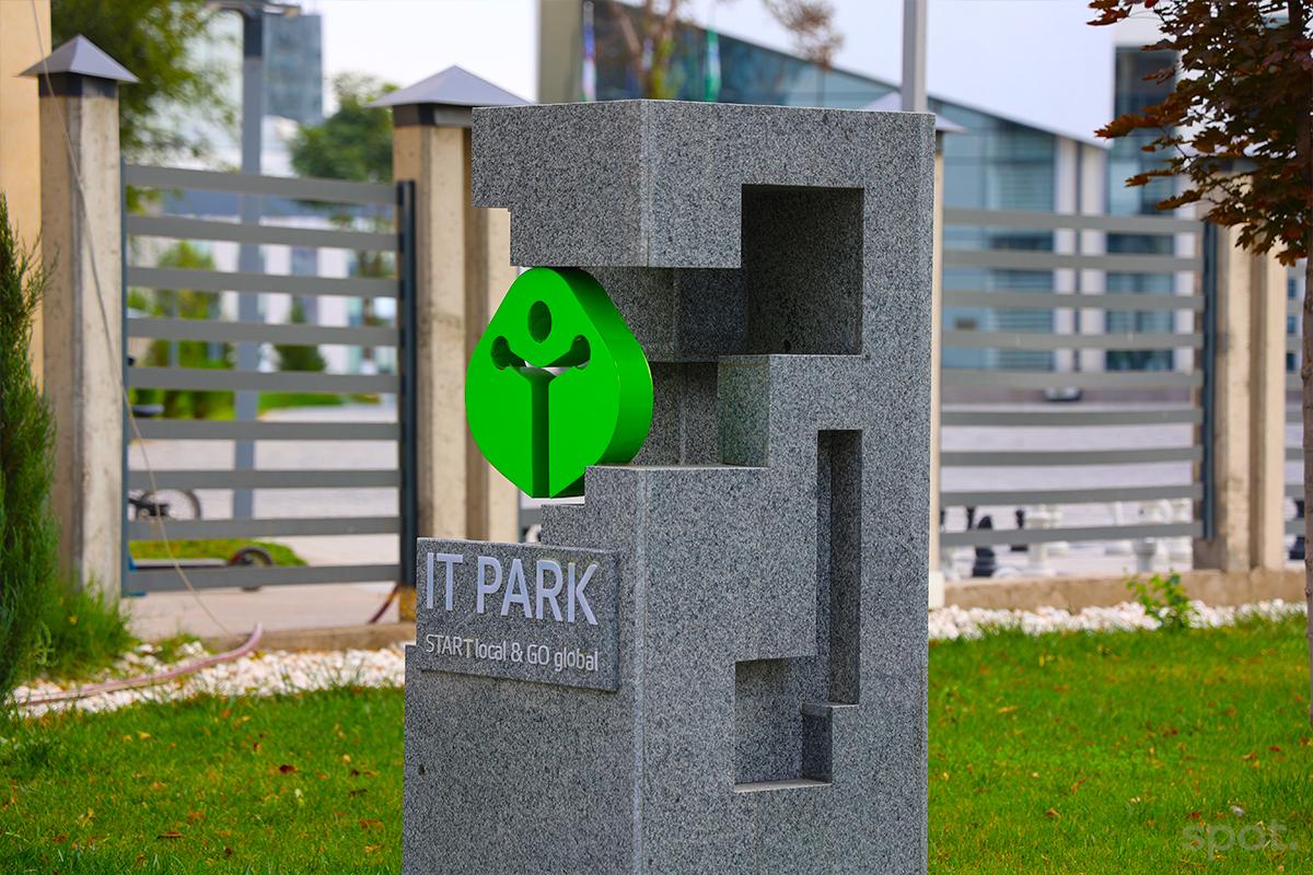 Для резидентов IT Park упростят оплату подписок на программы из за рубежа Президент утвердил новые льготы для IT индустрии С ноября цифровые стартапы получат год бесплатного доступа к платформе Цифровое правительство Иностранные IT специалисты смогут дистанционно открывать банковские счета С 2026 года резиденты IT Park получат право тратить до 500 тыс в год с корпоративных карт на рекламу в зарубежных соцсетях сайтах и мессенджерах с аудиторией свыше 100 млн пользователей IT Park сможет покрывать расходы предприятий участвующих в программе Zero Risk на аренду помещений до 12 месяцев Сумма компенсации не должна превышать ставку аренды госимущества за квадратный метр в регионе где работает компания более чем вдвое   www spot uz ru 2025 09 18 it export Telegram Instagram YouTube