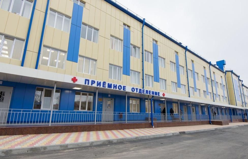 Врачи республиканской детской клинической больницы приняли экстренные роды. Женщина, на 36 неделе беременности, лежала с младшим ребёнком в ЛОР отделении. В полночь она почувствовала тянущие боли в животе и обратилась к медицинской сестре отделения. Сотрудница срочно вызвала скорую помощь, дежурного реаниматолога Елоева Алана Олеговича и врача неонатолога Тотрову Эльвиру Викторовну. "Услышав четвертые роды я незамедлительно отправился в ЛОР отделение, так как понимал, что они могут быть очень стремительными. Прибежал на место и помог малышу появиться на свет. Затем осмотрел маму, провёл всё необходимые манипуляции и передал новорождённого неонатологу", - рассказал Елоев. Малыш появился раньше срока и, оценив состояние, доктором Тотровой было принято решение оставить его в отделении неонатологии. "Мне очень повезло, что на момент родов я оказалась в этой больнице. Я хочу выразить огромную благодарность сотрудникам детской больницы - медсестре ЛОР отделения Виктории Коноваловой, врачам Алану Елоеву и Эльвире Тотровой. Внимательные, профессиональные, настоящие врачи с большой буквы! Всё случилось за считанные минуты. Пока врачи шли ко мне из своих отделений, медсестра Виктория ни на секунду не оставила меня одну! Всё время была рядом. В этой больнице одному моему ребёнку помогают обрести здоровье, а другому помогли появиться на свет!", - поделилась впечатлениями новоиспеченная мама. Сейчас мама и малыш в полном порядке и готовятся к выписке домой.