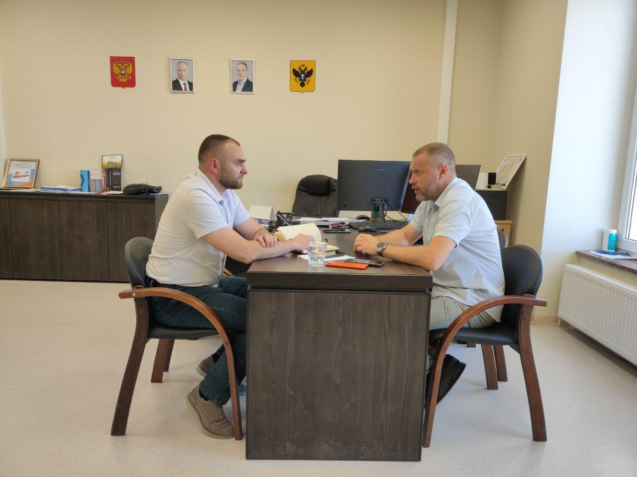В Новой Каховке за июль 2025 года установили уже 271 спутниковую тарелку «Русский Мир»  Об этом сообщили на рабочей встрече министра цифрового развития Никиты Бородина и главы города Владимира Оганесова.  По словам Бородина, программа по установке спутникового оборудования идёт быстро. Сейчас жители города и округа могут смотреть эфирное телевидение, но из-за перебоев с электроснабжением и атак на объекты связи качество сигнала нестабильно.  Оганесов отметил, что враг целенаправленно атакует вышки связи, чтобы захватить информационное поле. Для борьбы с пропагандой необходимо демонтировать так называемые «Горынычи» — устройства для приёма незарегистрированных телеканалов.  Обсуждали также вопросы мобильной связи, интернета и работы государственных систем.