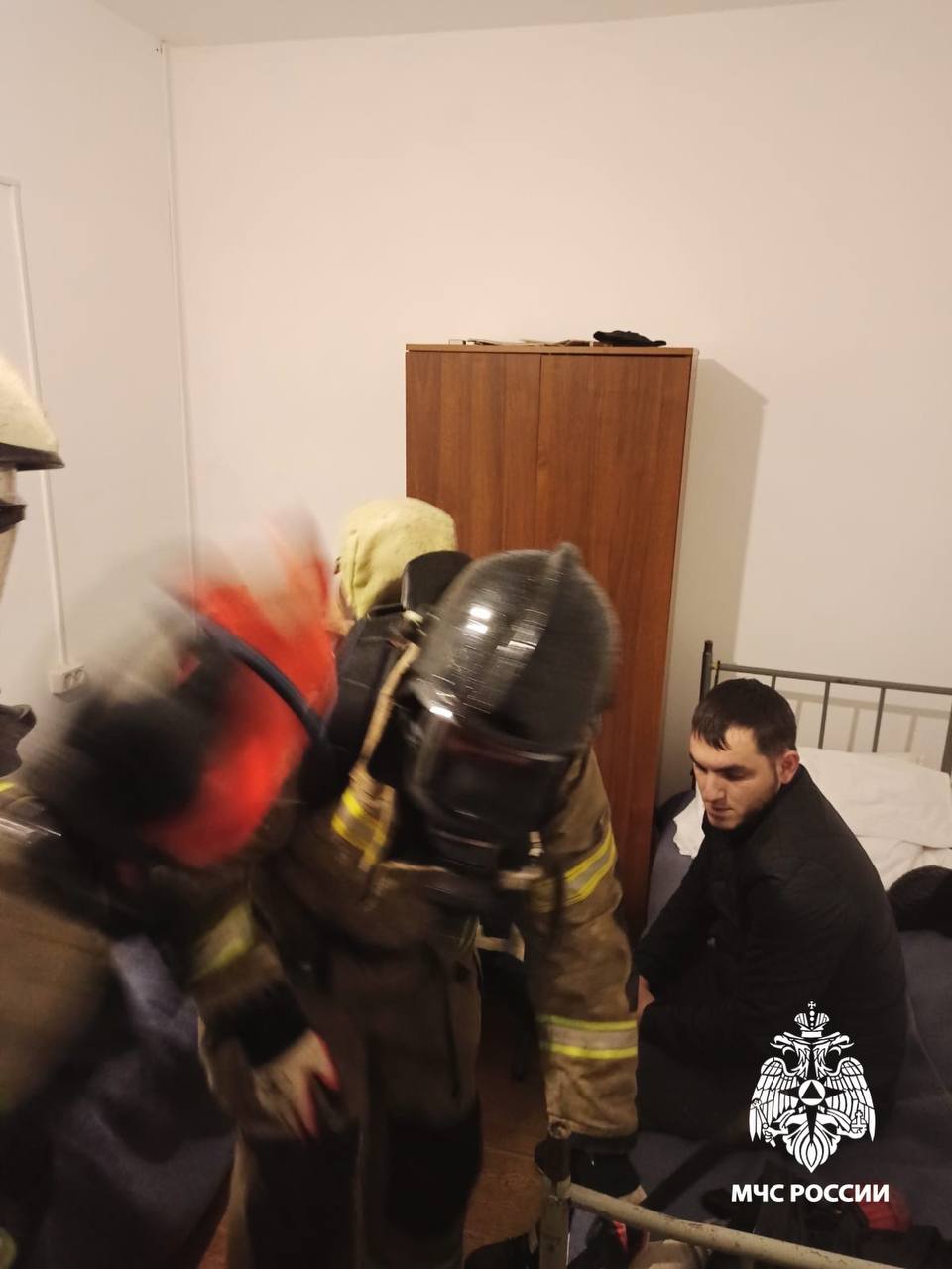 #БудниМЧС    ‍ Отработали на практике    Накануне условный пожар случился в ОМВД РФ по городу Карабулак. По легенде очаг располагался на первом этаже в комнате отдыха персонала.   По прибытии пожарных подразделений наблюдался выход дыма из окон. По информации персонала в здании остались люди, которые не смогли самостоятельно эвакуироваться. С помощью спасательных устройств огнеборцы вывели на свежий воздух несколько человек. Учения прошли под руководством старшего лейтенанта внутренней службы Беслана Гатиева.   На пожарно-тактическом учении:    отработали действия пожарных при большом количестве пострадавших;    оценили уровень подготовки руководителя тушения пожара;   провели совместные пожарно-тактические учения по тушению условного пожара и эвакуации сотрудников ОМВД.    В учениях были задействованы 4 специалиста и 1 единиц техники. Условный пожар ликвидировали на площади 30 квадратных метров.