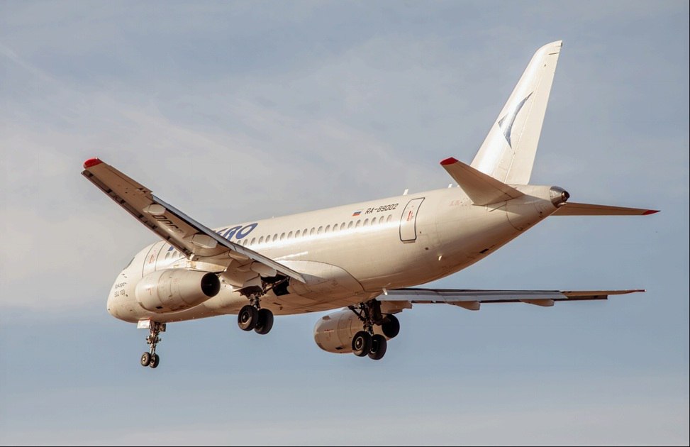 Дешевле будут летать в Иркутск и обратно жители Бодайбо и района С 1 февраля тариф для них на рейсах ИрАэро составит 13 902 5 рубля Авиакомпания победила в областном конкурсе и теперь часть затрат на перелеты северян будет компенсировать бюджет Специальный тариф действует только для имеющих прописку в Бодайбо или Бодайбинском районе при покупке в любой авиакассе Иркутска и Бодайбо предупредил губернатор Игорь Кобзев Чтобы снизить стоимость разработали новую схему поддержки авиасообщения с отдаленными северными территориями изменили порядок субсидирования авиаперевозок По нему спецтариф можно применять на коммерческих рейсах Если схема будет успешной то ее распространят на все авиарейсы в труднодоступные территории региона Верблюд в огне