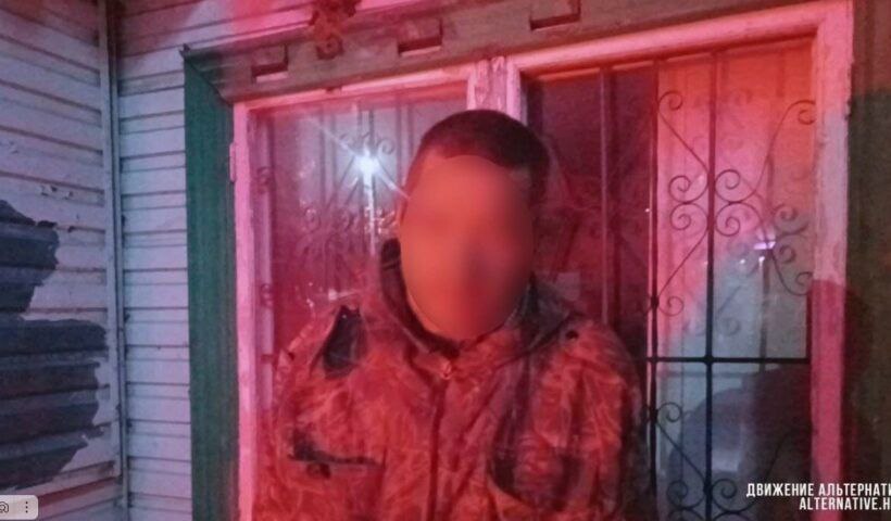 В цыганском таборе в Тульской области волонтеры нашли пропавшего курянина 61 летний житель Курской области пропавший полтора месяца назад найден в цыганском таборе под Веневом Родственники пропавшего писали заявление в полицию но по информации ведомства мужчина не пропал а добровольно работает в Тульской области Семья не поверила полиции так как из за состояния здоровья мужчина не мог заниматься полевыми работами Родственники обратилась к волонтерам Альтернативы Выяснилось что пропавшего обманом вывезли в табор в Веневском районе где принуждали к полевым работам Цыгане заставили его написать заявление о добровольном труде и сделали фото для снятия с розыска Волонтеры забрали мужчину из табора и отвезли домой За работу он получил 15 тысяч рублей Источник