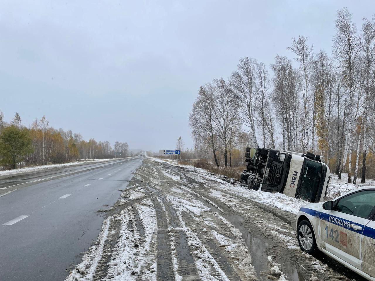 Еще одна авария на трассе. В этот раз на 16-м километре дороги Вахрушево — Долгодеревенское. Фура улетела в кювет и перевернулась. Обошлось без пострадавших, сообщили в ГАИ.