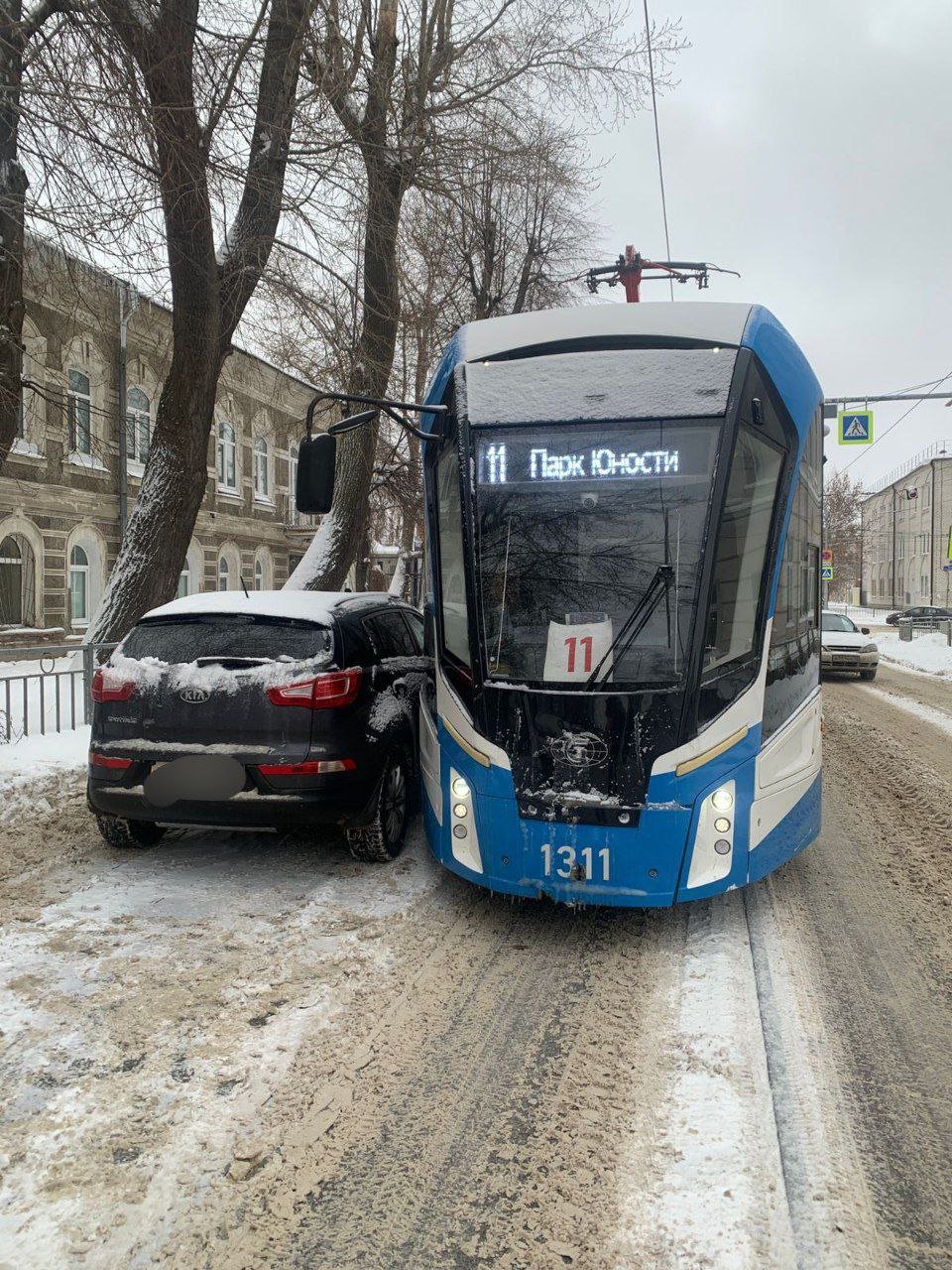 В Ульяновске нарушителей парковки будут активнее привлекать к ответственности  Из-за неправильно припаркованного транспорта происходят сбои в графике движения трамваев и троллейбусов, создаются препятствия в работе дорожных и коммунальных служб  Первый заместитель главы города Сергей Мальченков поручил более активно привлекать к ответственности нарушителей  - Мы призываем автовладельцев соблюдать Правила дорожного движения. Из-за некоторых нерадивых водителей задерживается движение электротранспорта, а это значит, что люди опаздывают на работу или по своим делам. Городские службы не могут своевременно очистить улицы во время снегопада и обработать их реагентами, а коммунальщики - оперативно приступить к обслуживанию оборудования и ремонту сетей, - сказал Сергей Мальченков  Кроме того, только за один день из-за нарушения графика движения трамваев и троллейбусов МУП «Ульяновскэлектротранс» недополучает около 200 тысяч рублей. Эти средства могли бы очень пригодиться для ремонта трамвайных путей и подвижного состава, а также для других нужд нашего предприятия  Подробнее на сайте