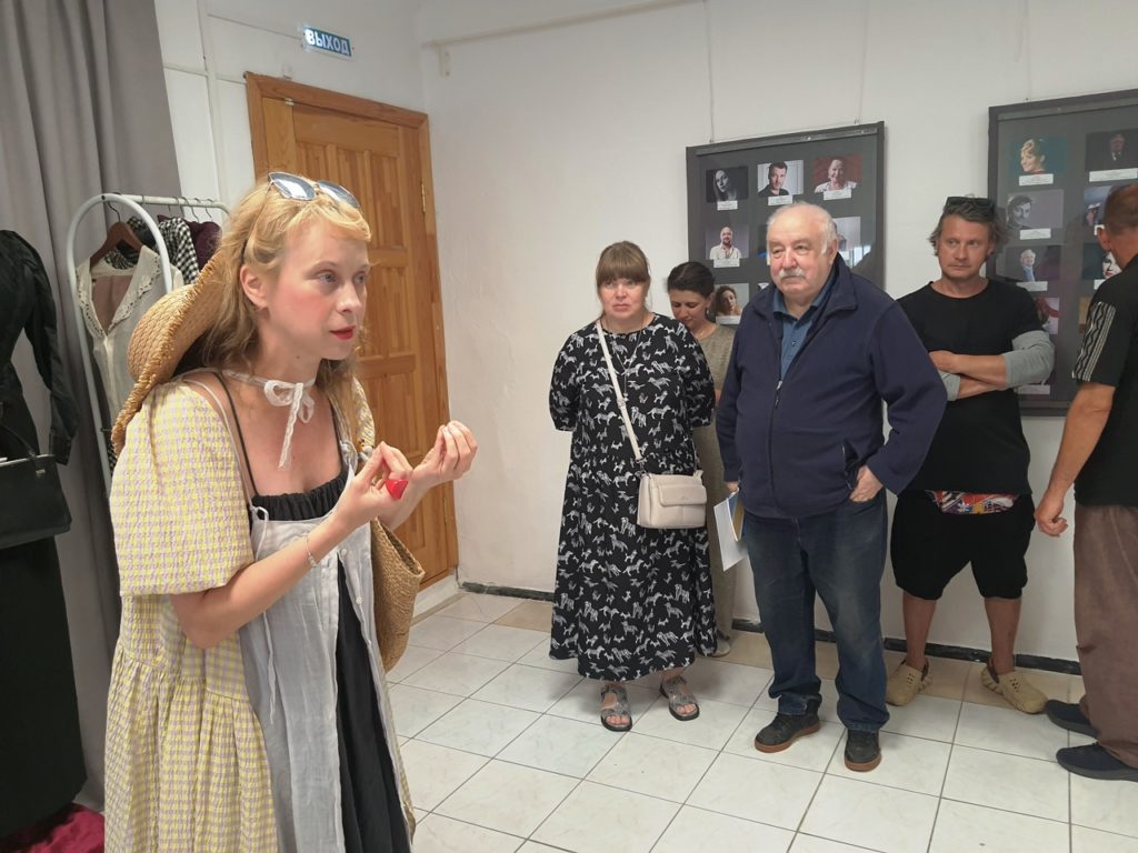 В Касимовском музее-заповеднике состоялась презентация двух выставок  Сегодня в Касимовском историко-культурном музее-заповеднике состоялась презентация двух выставочных проектов.  На персональной выставке «Касимовская повесть»  6+  московской художницы Татьяны Беловой, открывшейся на бельведере дома Алянчикова, представлена серия пленэрных этюдов и графических работ, созданных в касимовской деревне Шемордино. Они выполнены маслом, акварелью, гуашью, пастелью и тушью.  Автор, по образованию инженер-химик, нашла своё призвание в искусстве. Каждая её картина – это не просто запечатлённый пейзаж, а искренний диалог художницы с природой, наполненный яркими эмоциями.  На выставке побывали гости и жители города, сотрудники учреждений культуры, школьники и студенты. Участники встречи общались с Татьяной Беловой, интересовались истоками её творчества.  Сегодня же открылась фондовая выставка «Стоп.Снято»  6+ , знакомящая с кинематографической летописью Касимова.  Город неоднократно становился съёмочной пл...