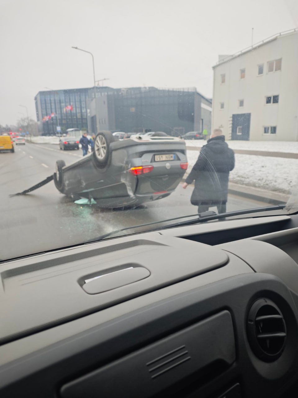 В Вильнюсе перевернулся автомобиль, пострадала женщина  „ДТП произошло на пути из Науининкай в сторону Эйшишкского шоссе“, – сказал читатель портала Сергей, который прислал фотографии.   По предварительным данным, ДТП произошло, когда водитель автомобиля Bolt на перекрестке решил развернуться и не пропустил ехавший в сторону центра автомобиль VW.   Водитель VW, чтобы избежать столкновения свернул в сторону бордюра, потом врезался в Toyota и перевернулся. В 12 ч. машины с места происшествия были увезены. Женщину из автомобиля VW осматривают врачи.  „Движение на Эйшишкском шоссе в сторону города заблокировано“, – сообщают водители.  www.delfi.lt/a/120084434