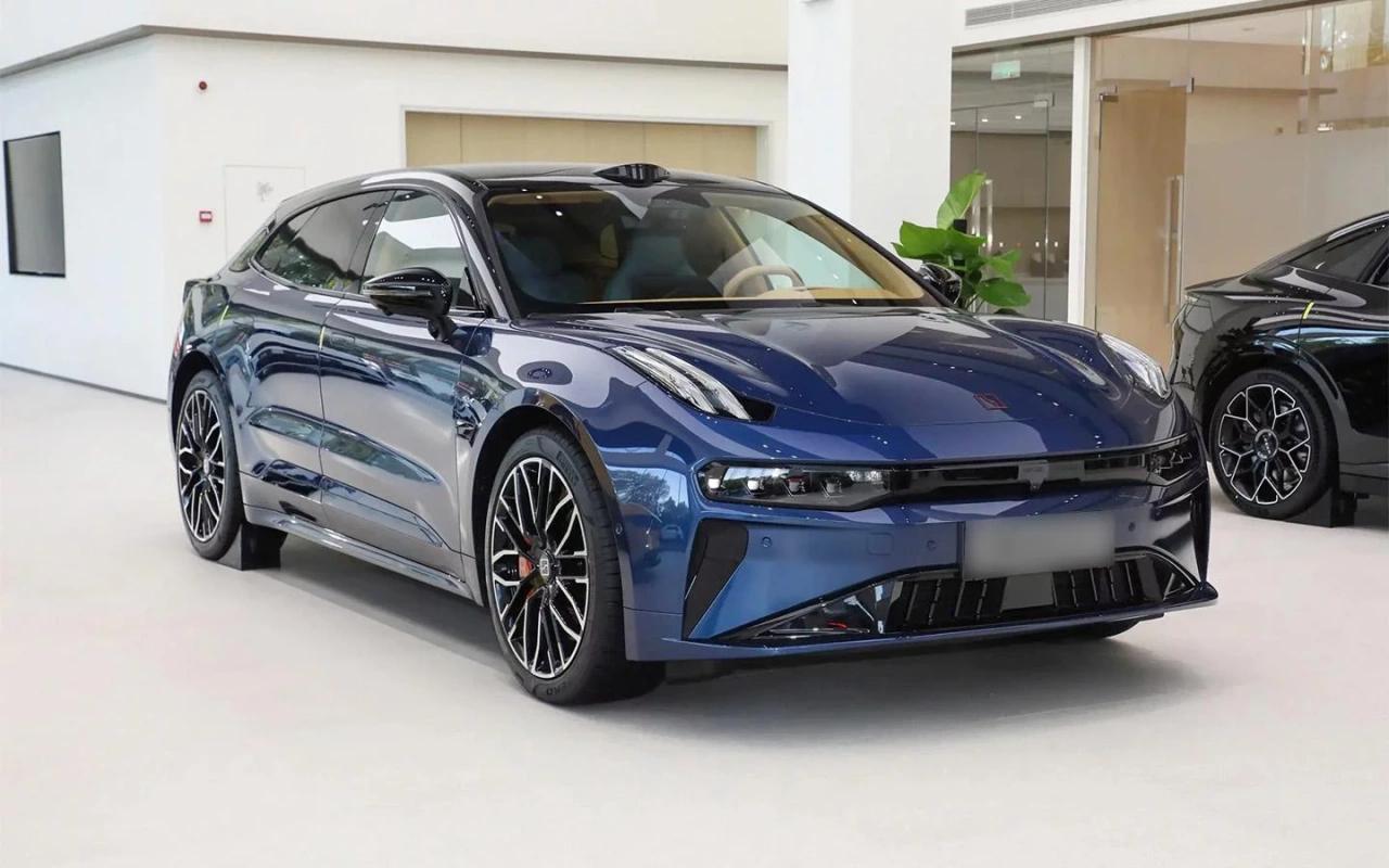 Россияне купили рекордное число подержанных электрокаров По итогам 2025 года в России продали 15 2 тыс электромобилей с пробегом Это на 24 больше чем в 2024 году сообщило агентство Автостат Аналитики отметили что показатель продаж в прошлом году оказался рекордным Самые популярные бренды электрокаров в 2025 году Nissan 5 2 тыс шт Zeekr 2 2 тыс шт Tesla 1 8 тыс шт Отмечается что этим трем маркам суммарно принадлежит более 60 рынка электрокаров с пробегом Помимо этого на вторичном рынке электромобилей в 2025 году присутствовало уже свыше 80 различных брендов Самые популярные электрокары в 2025 году Nissan Leaf 5 1 тыс Zeekr 001 1 5 тыс Tesla Model 3 0 8 тыс Подписаться на телеграм канал Autonews