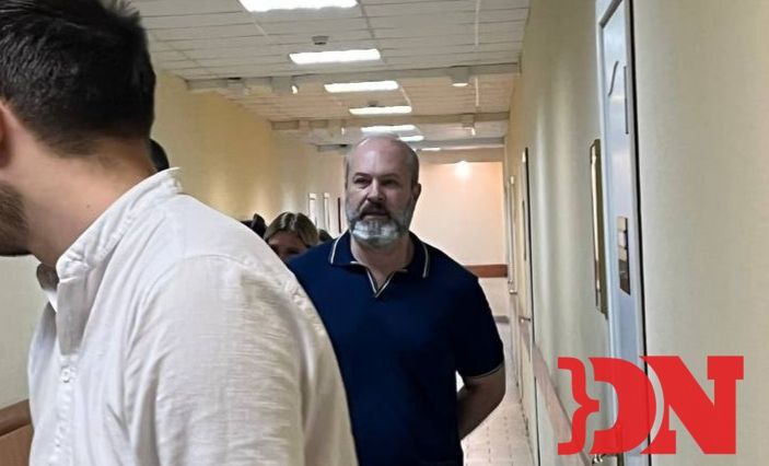 Сегодня на очередном заседании по уголовному делу в отношении бывшего заместителя губернатора — министра транспорта Ростовской области Виталия Кушнарёва допросили двух свидетелей обвинения. Первой на вопросы сторон ответила дознаватель в Кировском отделе полиции Олеся Чуйко, которая изымала оружие из квартиры Кушнарёва. Вторым свидетелем стала главный бухгалтер АО «Дорспецстрой» Наталья Тарасенко, которая по просьбе директора «Т-Транс» Селезнёва иногда неофициально проводила для компании аудит, «делала разные таблички». У неё был доступ к информации о контрактах между министерством транспорта Ростовской области и «Т-Трансом». Она рассказала суду о механизме оплаты госконтрактов министерством транспорта на счёт «Т-Транса» и подрядных организаций. На этом суде прокурор завершил оглашение протокола показания всех свидетелей. Теперь адвокаты Кушнарёва переходят к представлению своих доказательств. На предстоящий заседаниях начнётся допрос свидетелей защиты. #новости #ростов #ростовскаяобласть #укрф #кушнарёв