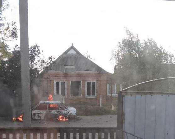 Противник совершил массированный обстрел Каменки Днепровской прицельным ударом уничтожен гражданский автомобиль Ранения получили подросток 2010 года рождения и парень 2005 года рождения которые находились поблизости Пострадавшие доставлены в медицинское учреждение где им оказывается вся необходимая помощь