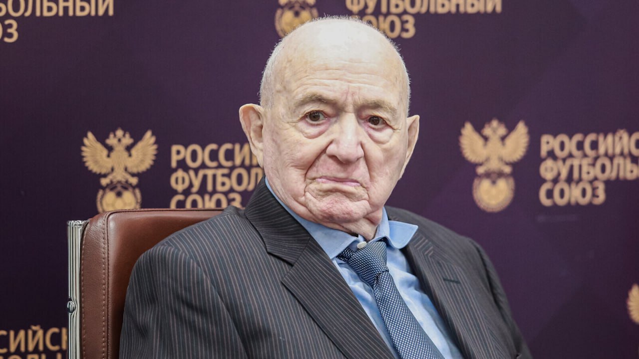 Никита Симонян внесен в базу данных украинского сайта Миротворец Лучший бомбардир в истории московского Спартака и первый вице президент Российского футбольного союза Никита Симонян внесен в базу данных украинского сайта Миротворец об этом свидетельствуют данные ресурса Симоняну вменяется покушение на суверенитет и территориальную целостность Украины Симоняну 98 лет он является лучшим бомбардиром в истории Спартака 160 голов Выступал за красно белых с 1949 по 1959 гг Кроме того Симонян работал главным тренером команды в 1960 1965 и 1967 1972 годах В 1956 м стал олимпийским чемпионом в составе сборной СССР alphanewsam Подписка на Alpha News ВК Дзен Сайт TikTok Facebook Instagram YouTube X twitter