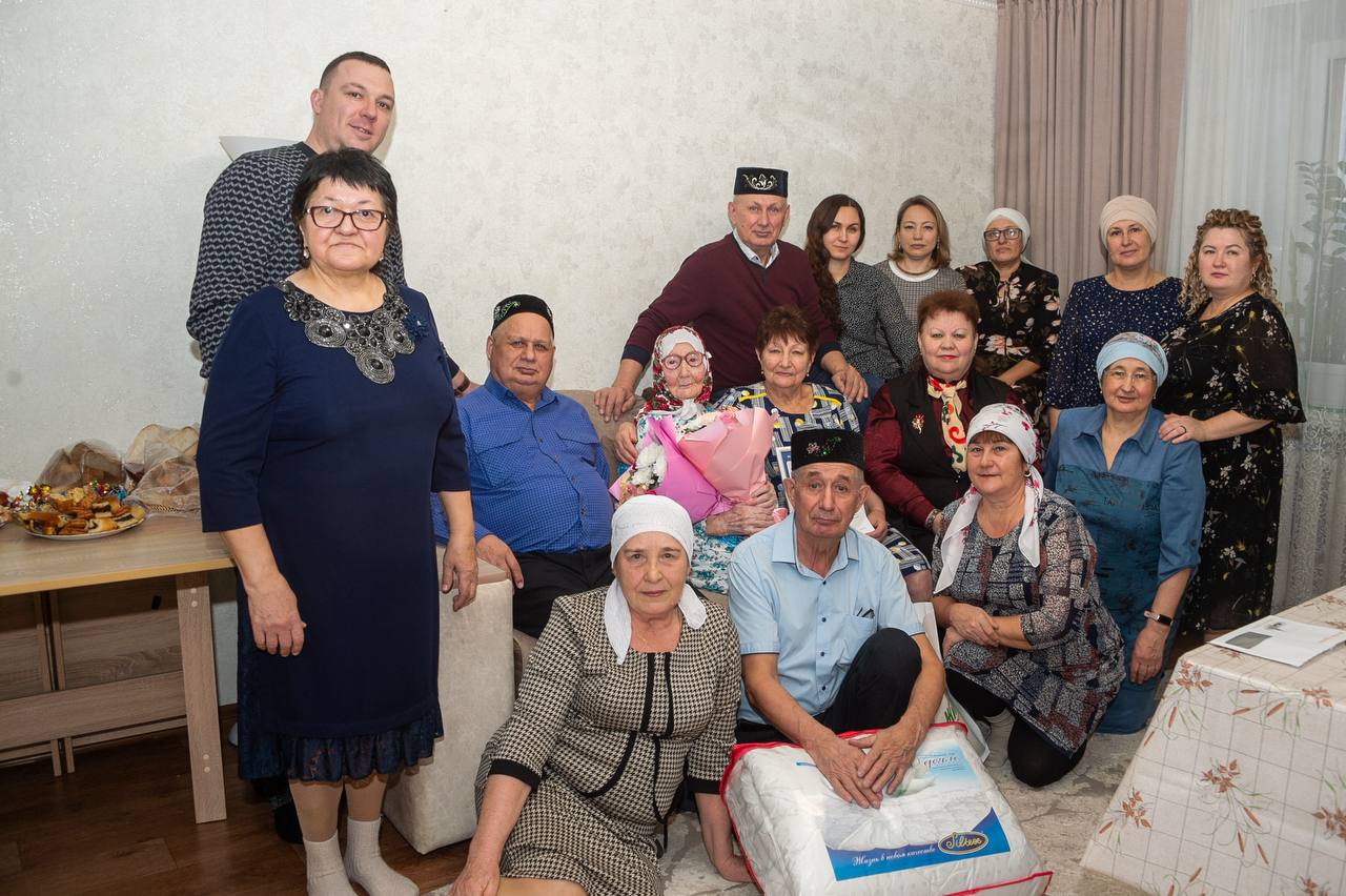 1  0  0   летний юбилей отмечает сегодня в Нижнекамске труженица тыла Магинур Шарифулловна Загрутдинова Магинур Шарифулловна родилась в селе Старое Кадеево Черемшанского района В годы войны работала в колхозе С мужем фронтовиком она прожила в браке 45 лет Они воспитали семерых детей Сейчас у Магинур Шарифулловны 19 внуков 28 правнуков и 5 праправнуков Мы присоединяемся к поздравлениям и желаем ей здоровья и счастья в окружении родных и близких Глава Нижнекамского района РТ Подписаться на канал Наш канал в MAX