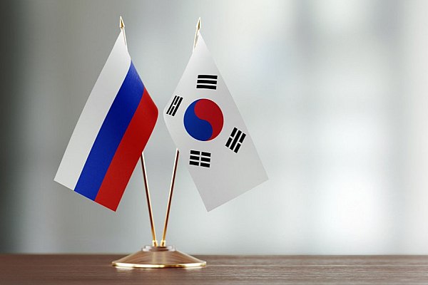 Посольство России призывает Южную Корею восстановить прямое авиасообщение Россия считает необходимым восстановление прямого авиасообщения для расширения культурного и гуманитарного сотрудничества с Республикой Корея заявил советник посланник России в Сеуле Дмитрий Кулькин Об этом сообщает ТАСС По его словам Россия и Республика Корея поддерживают культурно гуманитарное сотрудничество и диалог между гражданскими обществами Кулькин заявил что это взаимодействие необходимо расширять не допуская недружественных действий таких как отмена гастролей по политическим причинам Чтобы обмены эти запустить нужно прямое авиасообщение между нашими странами Потому что и представители Республики Корея и представители Российской Федерации комментируют эти пересадки соответствующим образом они всем мешают сказал Кулькин aviaru net n288264