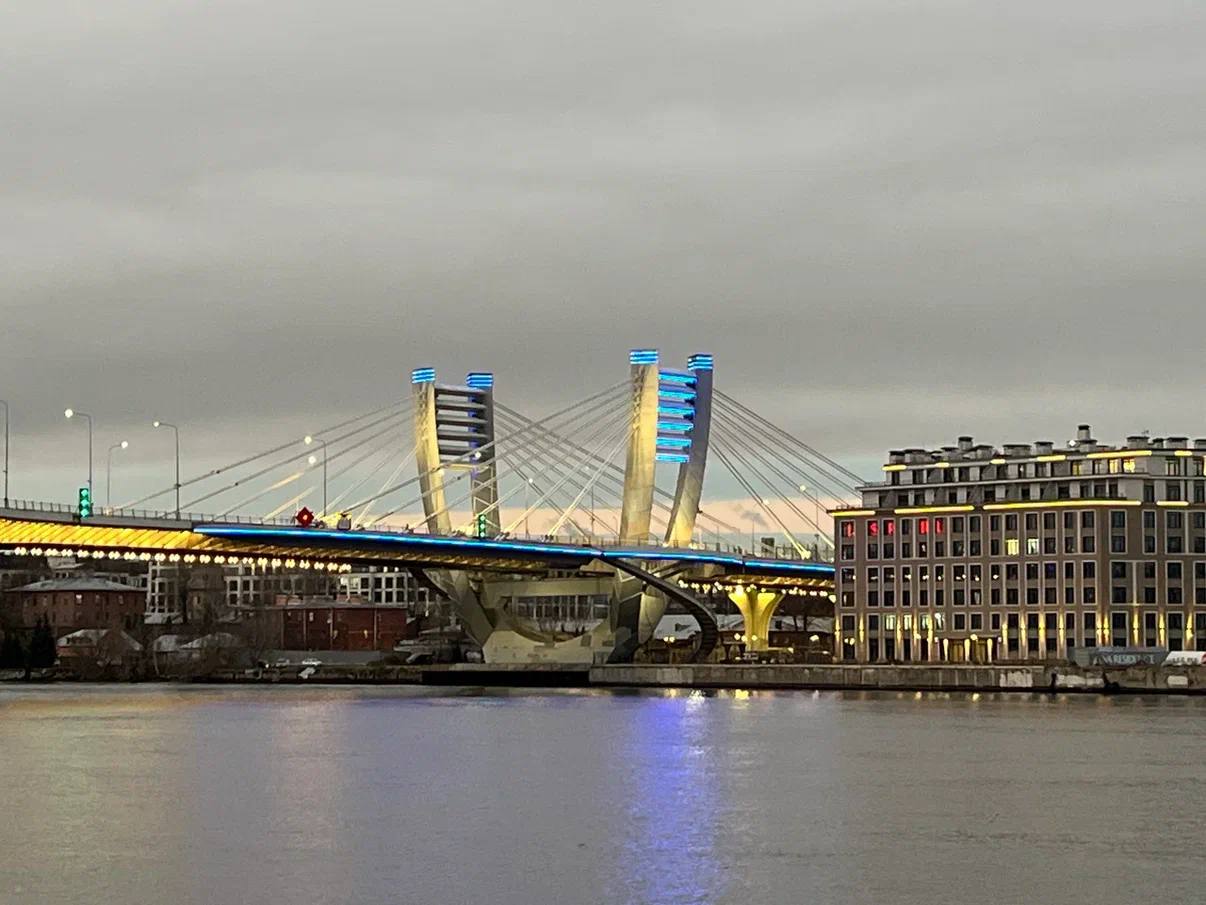 наружноеосвещение Петербург поддержал благотворительный проект Мечты сбываются синей подсветкой мостов Сегодня 10 ноября три знаменитые переправы Северной столицы Дворцовый Троицкий мосты и мост Бетанкура сменили стандартную подсветку на синюю Этим символическим жестом город отметил запуск 22 го сезона благотворительной инициативы Мечты сбываются организованной Фондом Бумажная птица Данный проект на протяжении уже двадцати лет помогает исполнять заветные желания детей и молодых людей из разных уголков России столкнувшихся с тяжелыми и неизлечимыми заболеваниями Синий цвет в который окрасились мосты был выбран как олицетворение надежды и заветной мечты Таким жестом город визуально воплощает идею объединения усилий всех кто причастен к их исполнению благотворителей волонтеров и неравнодушных людей Техническое переключение осветительных приборов на специальный режим было выполнено дистанционно сотрудниками производственно диспетчерской службы Ленсвета Синяя подсветка будет работать в соответствии с графиком городского наружного освещения и продлится до 08 50 11 ноября Включение особого сценария подсветки мостов стало возможным благодаря поддержке Правительства Санкт Петербурга Проект реализован с участием Комитета по энергетике и инженерному обеспечению и Ленсвета СПб ГБУ Ленсвет keio spb