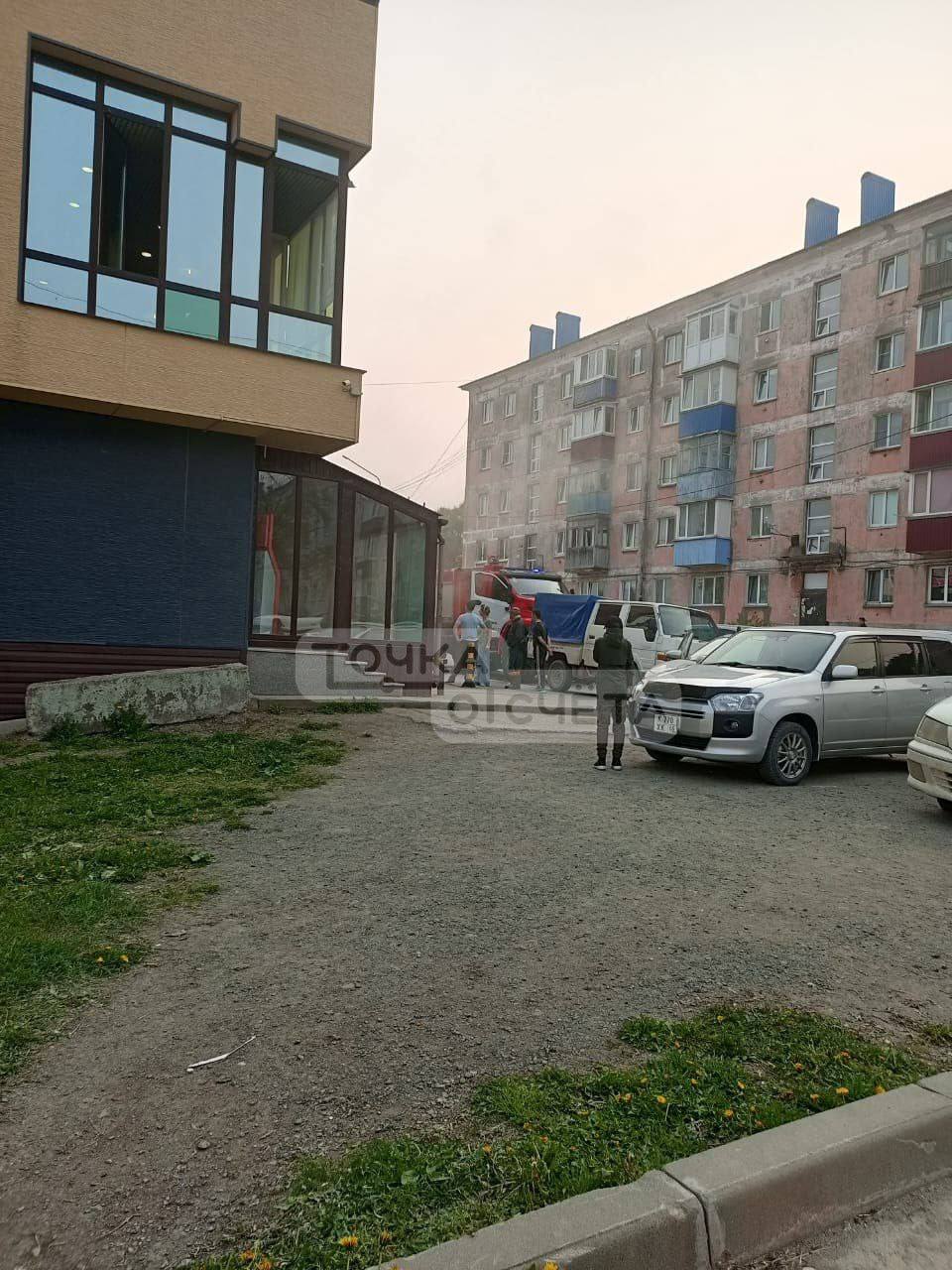 В Корсакове загорелось "Счастье" Вечером 28 мая в Корсакове произошло задымление в здании супермаркета "Счастье", расположенного на улице Краснофлотской, 30. По словам очевидцев, густой дым шел с первого этажа здания. На место прибыла пожарная машина. Горожане прокомментировали случившееся: «“Счастья" больше не будет, хоть бы “Сказка” работала». Информация о пострадавших и причинах задымления уточняется.