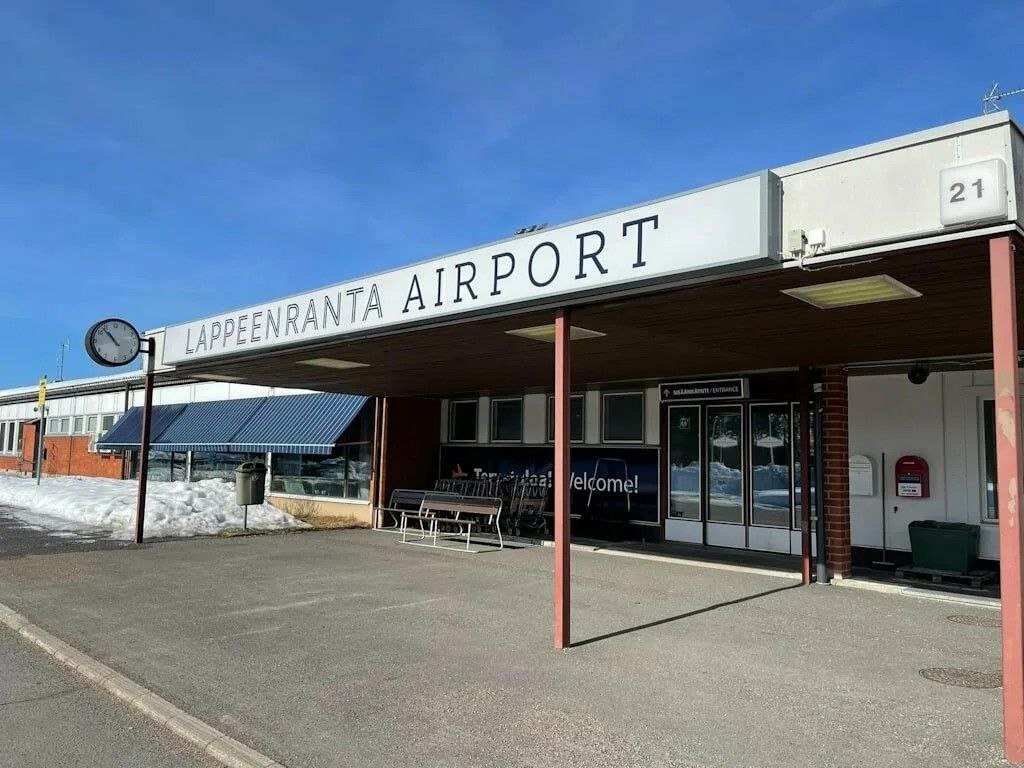 Аэропорт Лаппеенранта в Финляндии в 2026 году планирует обслужить всего четыре рейса Столкнувшийся с проблемами из за отсутствия российских туристов и находящийся под угрозой полного закрытия аэропорт города Лаппеенранта на юге Финляндии может обслужить до конца года только четыре чартерных рейса До конца года у нас пока запланировано только четыре рейса чартер на Родос 23 мая с возвращением 30 мая и чартер на Корфу 18 сентября с возвратом 25 сентября сообщил ТАСС работник аэропорта Других полетов не ожидается Зимой здесь не проводят регулярную очистку от снега взлетно посадочной полосы так как не было ни одного планового рейса не ждут Если будут какие то разовые полеты то вот под них возможна очистка Между тем в пассажирском терминале Лаппеенранты по будним дням с 10 30 до 13 00 по местному времени продолжает работать ресторан предлагающий всем желающим комплексные обеды В остальное время терминал тоже закрыт В 2011 году он был пятым по загруженности международным аэропортом Финляндии а большая часть туристов приезжала из Санкт Петербурга Пассажиропоток из России сильно снизился в 2014 году а пандемия COVID 19 и конфликт на Украине ухудшили ситуацию Подписаться на PRO transport