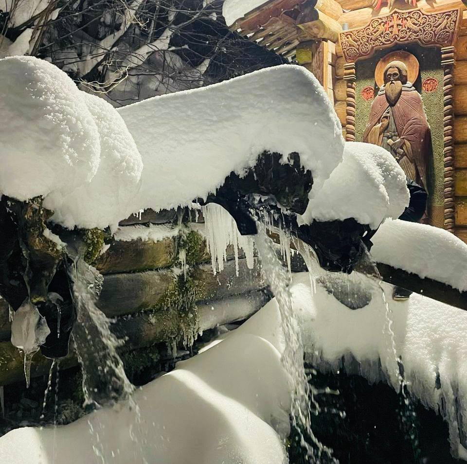 Для жителей и гостей округа в этом году будет организовано шесть официальных мест для крещенских купаний Купели на открытых водоёмах г Пересвет Макаркин пруд д Ваулино Ваулинская плотина новая оборудованная купель лесопарк Загорское море Купели с Богородское святой источник великомученика Никиты Готфского д Взгляднево источник преподобного Сергия Радонежского Гремячий ключ с Радонеж церковь Преображения Господня По традиции центральной и самой посещаемой площадкой станет источник Гремячий ключ На всех точках будут дежурить спасатели медики и волонтёры сообщила пресс служба администрации округа