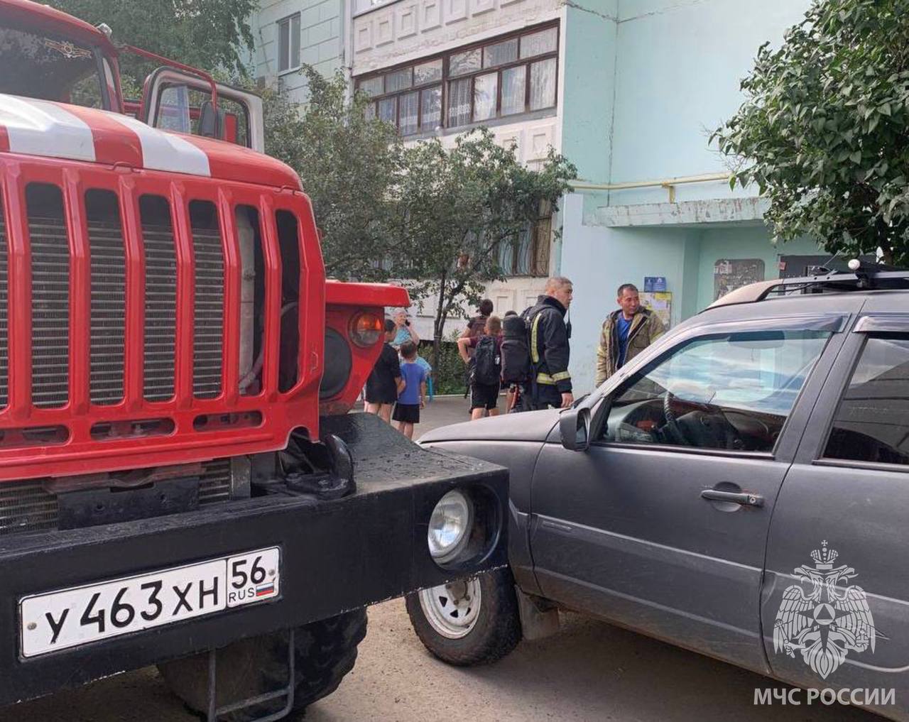 Огнеборцы спасли на пожаре 15 человек   В Оренбурге на улице Лабужского горел электрощит на первом этаже в подъезде многоквартирного жилого дома.  Пожар на площади 1 квадратный метр ликвидировали 12 специалистов МЧС России и 4 единицы техники.    В ходе тушения пожара, из задымленных помещений спасены 15 человек, из них 1 ребенок.   Причина возгорания -  короткое замыкание.  Пожары в жилье чаще всего возникают из-за:    неосторожного обращения с огнем;  курения в состоянии алкогольного опьянения;  перегрузки электросети;  неисправных печей и обогревателей.   Единый номер экстренных служб - 112        MAX