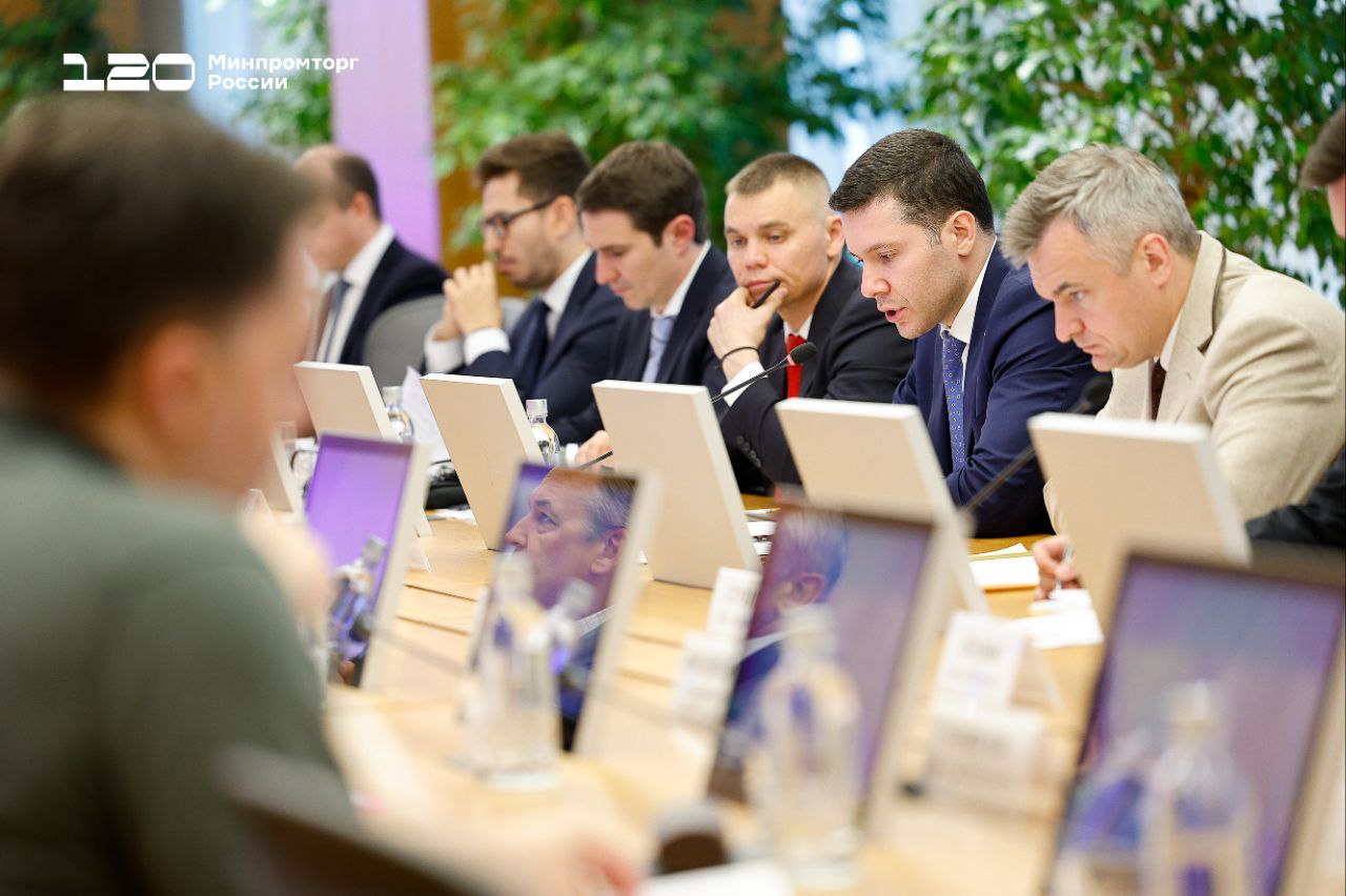 ℹ В Минпромторге обсудили развитие промышленного кластера в Томской области Глава Минпромторга России Антон Алиханов провёл заседание межведомственной рабочей группы, посвященное развитию промкластера электроники и беспилотных технологий в регионе. В мероприятии принял участие первый зампредседателя Совета Федерации Андрей Яцкин. Ключевый продукцией кластера станут беспилотные тракторы, которые будут использовать в сельском хозяйстве, коммунальных службах и аэропортах. В кластер войдут агрохолдинги и транспортные компании. Туда будут приглашены производители готовой продукции и предприятия по выпуску компонентов. Это позволит обеспечить производство беспилотных систем отечественными комплектующими. «У нас уже есть готовый пакет мер поддержки для кластера. Это в первую очередь субсидии на пилотные партии комплектующих. Но мы также планируем посмотреть на всю систему господдержки отрасли, адаптировать её к потребностям участников проекта. Проработаем поддержку сбыта конечной продукции, регуляторную тематику, меры по ограничению несправедливой конкуренции со стороны импорта», — отметил министр. Участие в проекте смогут принять компании не только из Томской области, но и из других регионов. #Антон_Алиханов #БАС