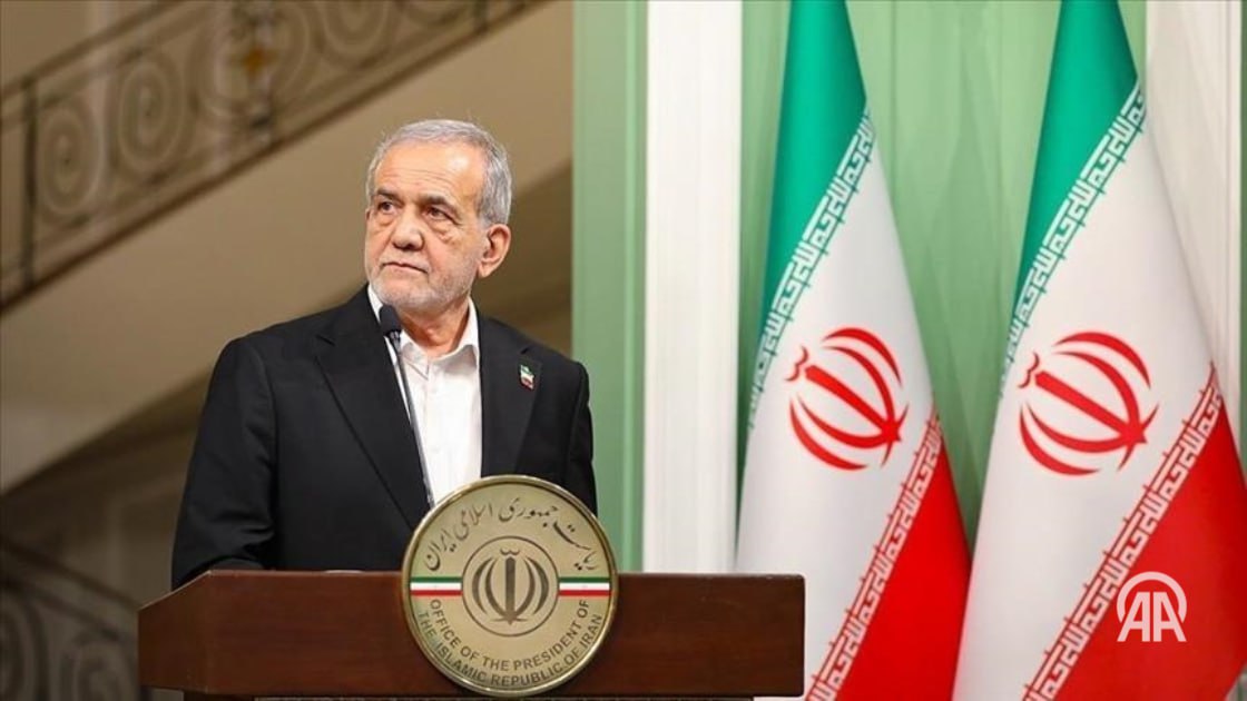 Президент Ирана Масуд Пезешкиан предупредил о возможной эвакуации Тегерана в случае дальнейшего обострения водного кризиса вызванного длительной засухой Об этом Пезешкиан заявил в ходе рабочей поездки в город Сенендедж на западе страны передает газета Itimad Выступая на совещании с местными властями он коснулся комплекса экономических и социальных проблем в стране Пезешкиан отметил что высокая инфляция и рост цен стали следствием как внутренних управленческих ошибок так и внешних санкций Ответственность за инфляцию и дороговизну лежит на парламенте и правительстве Работы ведутся но ограниченность финансов не позволяет доводить проекты до конца подчеркнул президент Подробнее на нашем сайте v aa com tr 3737312 24 7 в сутки с Агентством Анадолу