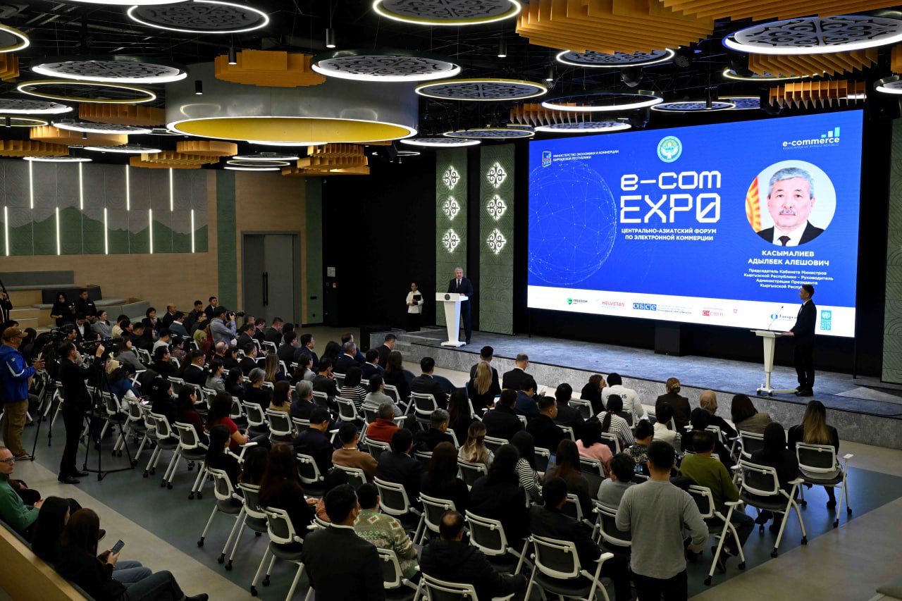 Объём внутреннего рынка электронной коммерции в Кыргызстане вырос на 15 в этом году и достиг 525 млн заявил глава кабмина Кыргызстана За первое полугодие было совершено около 1 млн онлайн покупок на 1 7 млрд сомов 56 сказал Адылбек Касымалиев на международном форуме E commerce EXPO Central Asia 2025 Он подчеркнул что для Кыргызстана электронная торговля стала не просто новым сектором а мощным инструментом экономического роста и интеграции в региональные и глобальные цепочки продаж Касымалиев добавил что в стране планируют создать Парк электронной коммерции Sputnik Kyrgyzstan