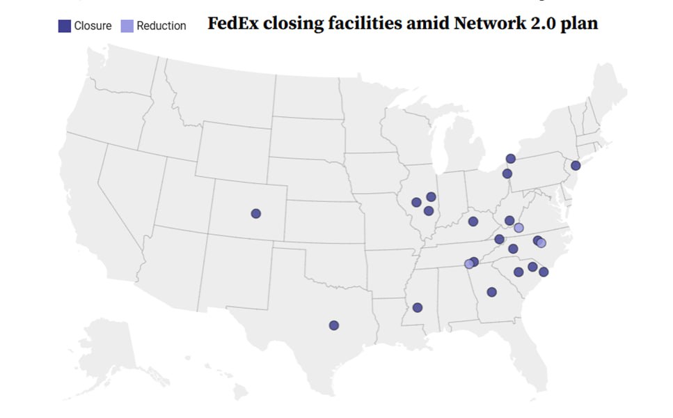 Fedex объявила о сокращении числа отделений и грузовых депо в рамках объединения своих операций экспресс и наземной доставки. На карте синим обозначены подразделения, которые будут закрыты  Операторы доставки почтовых отправлений – посылок и электронных покупок - срочно сокращают расходы:  Вчера немецкая корпорация DHL – бывшая Deutsche Post-DHL - в отчете по итогам 2024 объявила о намерении сократить 8 тыс. сотрудников почтового дивизиона – это примерно 4% всего его штата  UPS приняла программу сокращения расходов на 3 млрд долларов года назад. Программа предусматривает закрытие 200 отделений и грузовых станций и 40 сортировочных терминалов в период до 2028.  Государственный почтовый оператор США USPS намерен сократить расходы в предстоящие 10 лет в общей сложности на 36 млрд долларов за счет экономии на доставке, персонале и эксплуатационных расходах. С этой целью на прошлой неделе были объявлены изменения стандартных сроков доставки отправлений.