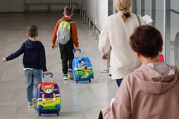 Минтранс рекомендовал приоритетное обслуживание семей с детьми в аэропортах Министерство транспорта РФ рекомендовало в аэропортах обеспечить приоритетное обслуживание семей с детьми следует из распоряжения главы министерства Андрея Никитина Об этом сообщает ТАСС Кроме того Минтранс рекомендует создать комфортную среду для семей с детьми на всех этапах путешествия Среди рекомендаций обеспечение возможности предварительного бронирования мест для семей с детьми а также установка указателей и информационных табло с понятной информацией для родителей Кроме того рекомендовано обеспечить наличие пандусов и лифтов для доступа с колясками в аэропортах на железнодорожных вокзалах автовокзалах и в общественном транспорте aviaru net n289227