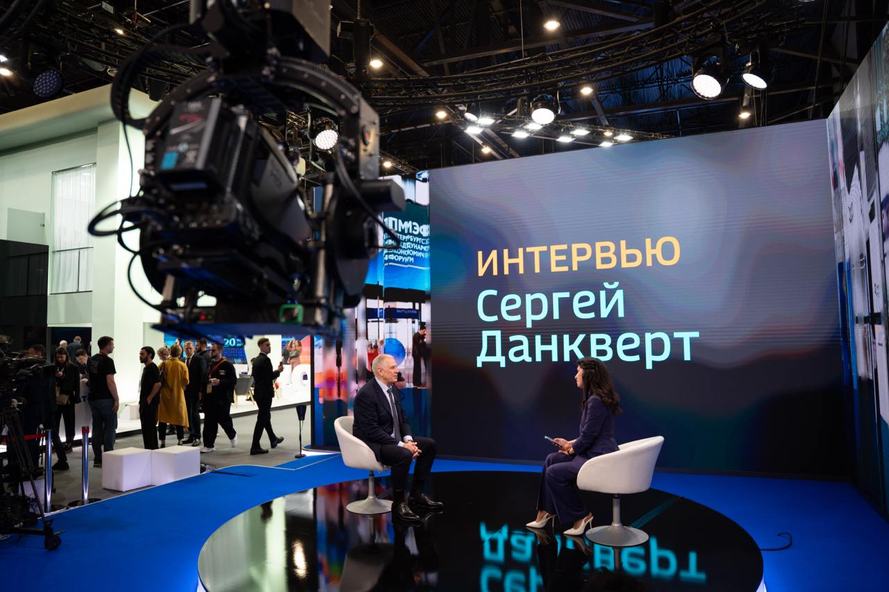 Россельхознадзор предлагает ужесточить нормы проверки продуктов питания Руководитель Россельхознадзора Сергей Данкверт заявил о необходимости унификации правил отслеживания экспортируемой продукции со странами-импортерами в интервью телеканалу «Россия-24» на Петербургском международном экономическом форуме. «Многие нормы, которые у нас сегодня используются, они отличаются от норм стран-импортеров. В результате нашим экспортерам, получается, нужно проверить сначала по российским нормам, потом по нормам других стран. Мы хотим больше унификации и предлагаем все-таки идти по пути ужесточения тех количеств остаточных вредных веществ, которые есть. Потому что у нас многие нормы достаточно либеральные», — сказал Сергей Данкверт. Необходимо придерживаться политики гармонизации со странами-импортерами. «Тогда это облегчает доступ на другие рынки, потому что везде доступ — это эквивалентность подходов», — подчеркнул глава Россельхознадзора. #пмэф2025