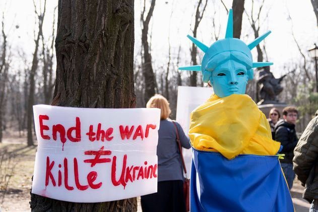 Перед посольством США в Киеве прошла акция протеста.  Группа украинцев вчера провела акцию протеста перед посольством США в Киеве, выступая против политики американского президента Дональда Трампа.  Акция прошла под лозунгом «Америка, проснись». Участники принесли плакаты с карикатурами на Трампа, вице-президента США Джей Ди Вэнса и конгрессвумен Марджори Тейлор Грин. Были в том числе изображения политиков, стилизованные под игральные карты.