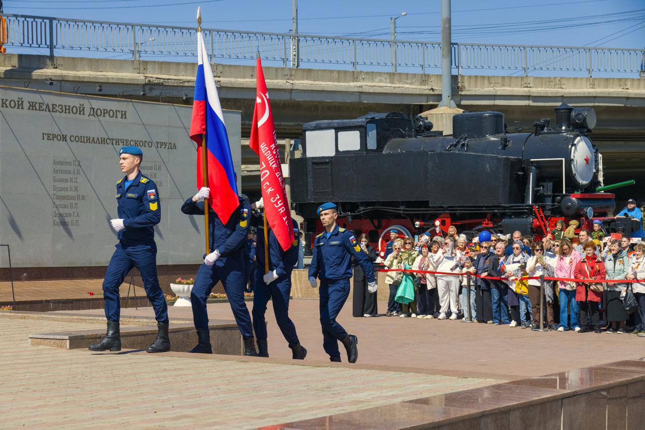В Челябинске встретили Поезд Победы Он прибыл на главную станцию, где устроили большой праздник. На нём был фотограф Дмитрий Куткин, давайте посмотрим его репортаж.