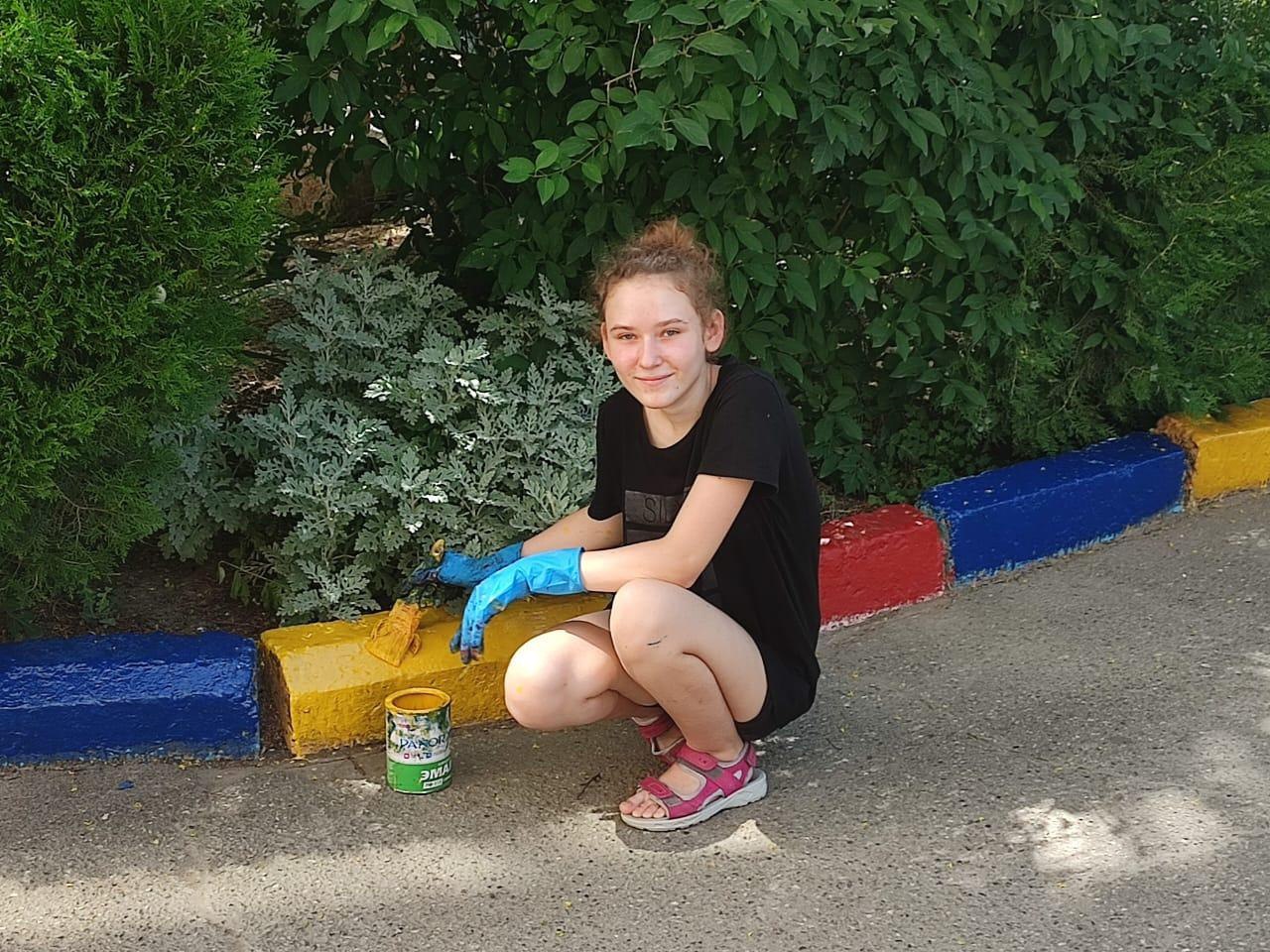 В Анапе летом трудоустроят более 1400 подростков Об этом сообщила на сегодняшнем планерном совещании вице-мэр Наталья Рябоконь. Планируется, что в летние месяцы в Анапе будут временно трудоустроены свыше 1400 несовершеннолетних в возрасте от 14 до 18 лет. -Необходимо организовать взаимодействие со всеми учреждениями и организациями, которые могут предоставлять рабочие места подросткам. Это важно не только для занятости детей, но и для их воспитания и профессионального ориентирования,-подчеркнул мэр города Василий Швец. Сумма финансовой поддержки из краевого бюджета несовершеннолетним в 2025 году составит уже 2,4 млн рублей. Важно, чтобы трудоустройство проводилось через Центр занятости. В настоящее время его специалисты проводят переговоры с работодателями о заключении договоров о совместной деятельности, а также информирует о необходимости обязательного размещения кадровой потребности на временное трудоустройство несовершеннолетних с использованием платформы «Работа в России».