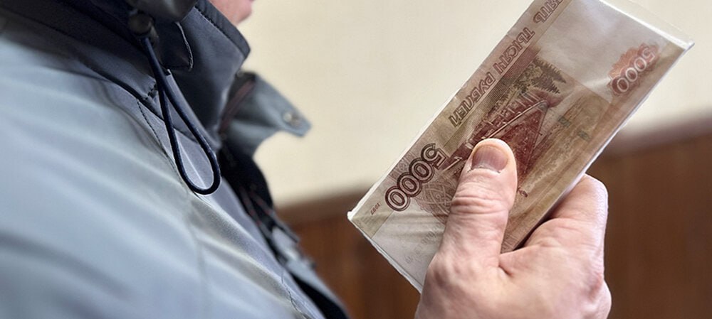 Пенсионер в Санкт Петербурге лишился 49 9 млн рублей в результате мошенничества 80 летний житель Выборгского района Санкт Петербурга передал почти 50 млн рублей мошенникам которые представились сотрудниками различных служб По факту произошедшего возбуждено уголовное дело о мошенничестве в особо крупном размере По данным полиции неизвестные убедили пенсионера в необходимости задекларировать свои накопления Мужчина отдал деньги курьеру 5 ноября после чего обратился в правоохранительные органы В настоящее время проводится проверка The Moscow Post