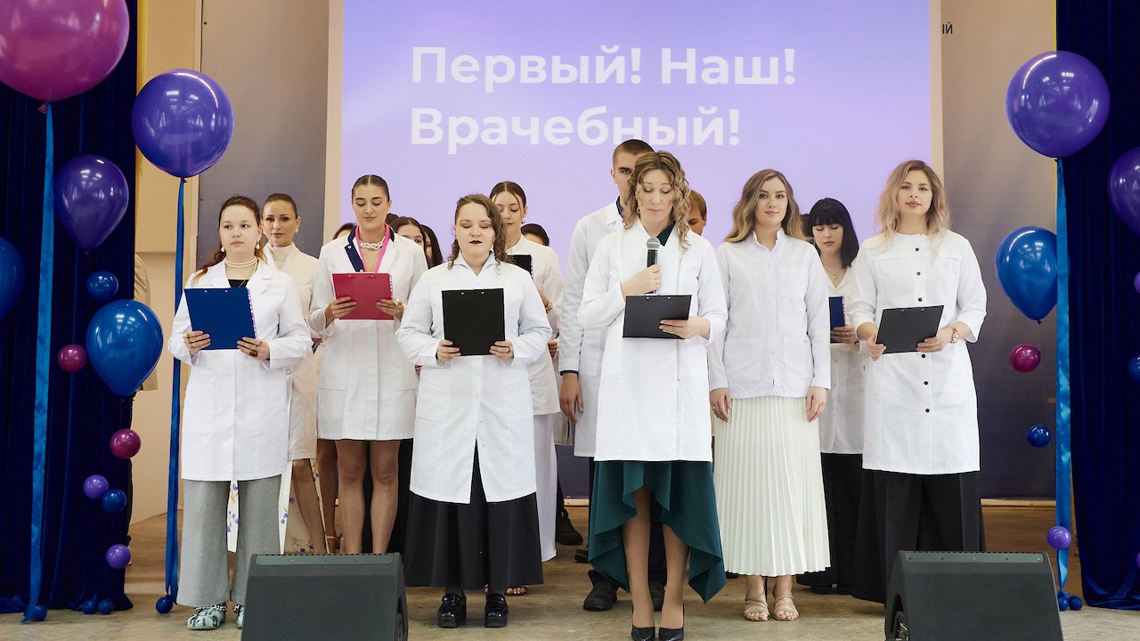 Первым выпускникам — медикам Мурманского арктического университета вручили дипломы После того, как выпускники получили дипломы, в стенах МАУ прозвучала клятва врача Российской Федерации. Больше половины из них готовятся к поступлению в ординатуру. В Мурманске такая возможность появится в 2026 году на базе Медико-биологического института МАУ. Фото: правительство Мурманской области Подпишись — Вести Мурман