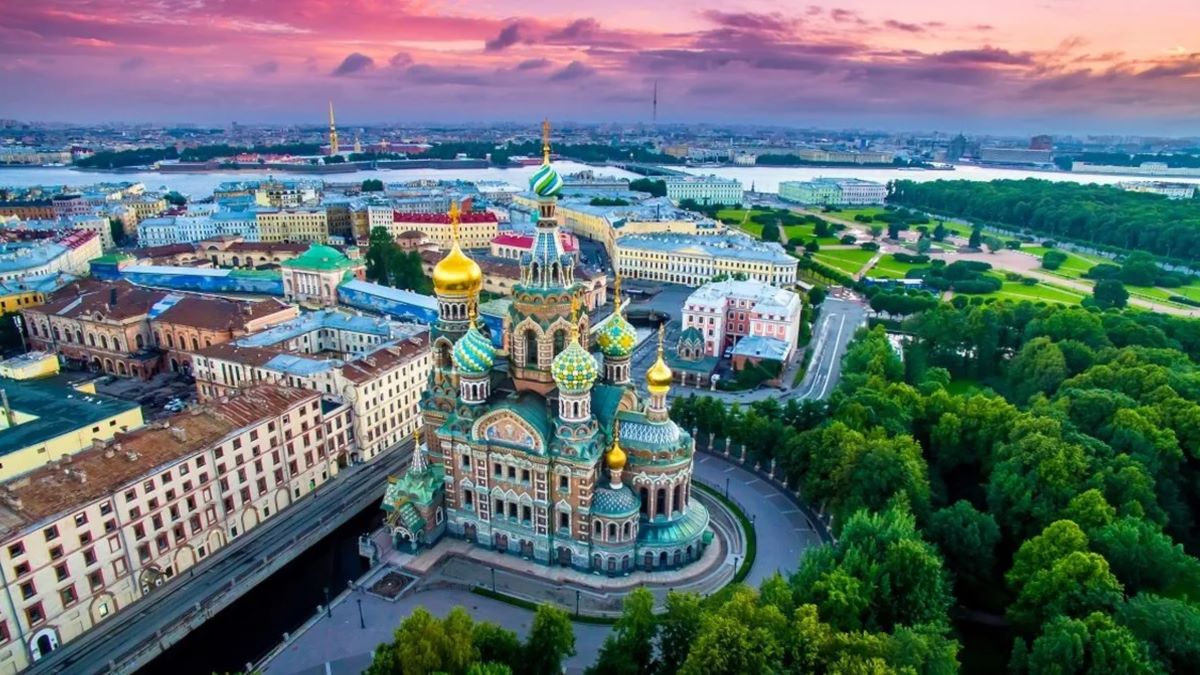 В Санкт-Петербурге на майские праздники ждут около 880 тыс. туристов «Мы ждем с 30 апреля по 11 мая порядка 880 тыс. туристов. Это на 5% будет больше, чем в прошлом году. Загрузка отелей Санкт-Петербурга с 1 по 4 мая составит 82%, а пик заполняемости – 84%-88% – придется уже на вторую половину майских праздников», – заявил на пресс-конференции председатель комитета по развитию туризма Санкт-Петербурга Евгений Панкевич. По его словам, официально туристический сезон в Петербурге откроется Фестивалем ледоколов, который пройдет с 1 по 4 мая. В этом году в период со 2 по 4 мая туристам будут доступны три ледокола, но посетить их можно будет только по предварительной электронной записи. Она откроется 1 мая. Также запланирован традиционный вальс буксиров с 2 по 4 мая. С мая возобновит работу служба Ask me. Ежедневно на дежурство около знаковых достопримечательностей Санкт-Петербурга выходят 25 человек, которые помогают гостям города сориентироваться на маршрутах и в событиях города. В прошлом году сотрудники Ask me ответили более чем на 100 тыс. вопросов туристов. В летнем сезоне 2025 года в Северной столице откроются еще два инфопункта Городского туристско-информационного бюро – в Доме Книги на Невском проспекте и в Петропавловской крепости. Таким образом, общее количество инфопунктов, куда очно могут обратиться гости города, увеличится до 14. В 2024 году инфопункты посетили 300 тыс. туристов. По прогнозам Евгения Панкевича, в летнем сезоне турпоток в Санкт-Петербург вырастет от 5% до 10% в сравнении с прошлым годом.