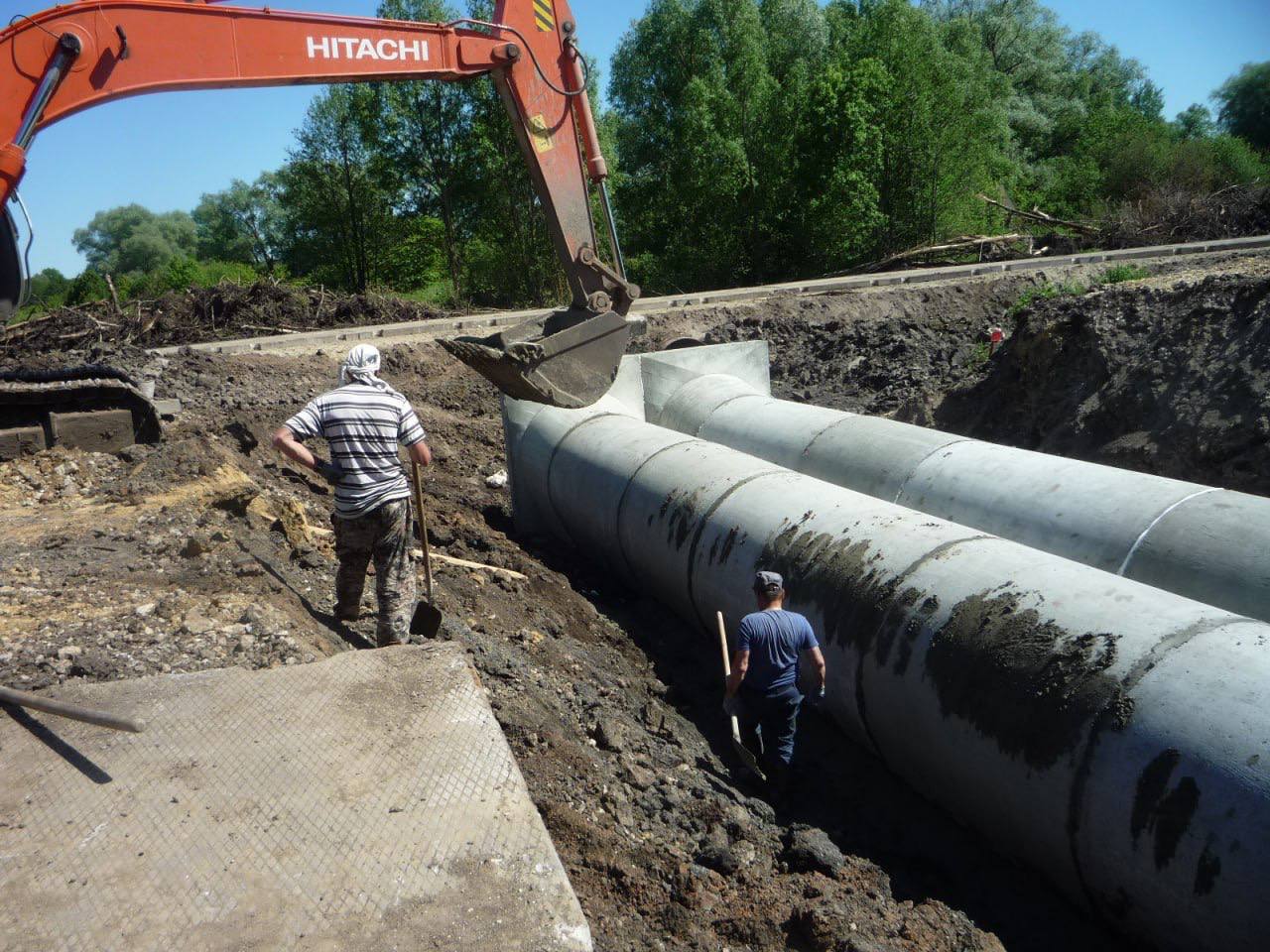 Сегодня Полномочный представитель Президента в ПФО Игорь Комаров провёл личный приём граждан. Один из вопросов от жительницы Старых Селищ Галины Сеняйкиной - по ремонту дороги между Чукалами и Селищами в Большеигнатовском районе. По нацпроекту #ИнфраструктураДляЖизни капитально отремонтируем почти 5 км трассы от Большого Игнатова через Атяшево до Старых Селищ. Расширяем основание, укрепляем щебнем, меняем 11 водопропускных труб. У Старых Селищ построим разворотную площадку, установим автопавильон. Организовали временный объезд. Завершение - в декабре. Сделаем всё качественно и в срок.