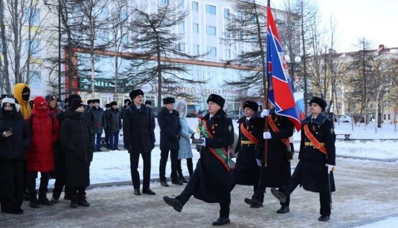 «Эстафету Победы» вчера принял Магадан. Фотографии встречи опубликовала пресс-служба Управления Росгвардии по Магаданской области.  «Эстафета Победы» стартовала из Мурманска и Бреста. Ее символы пройдут по территории девяти стран, а финал состоится 28 мая в Москве.