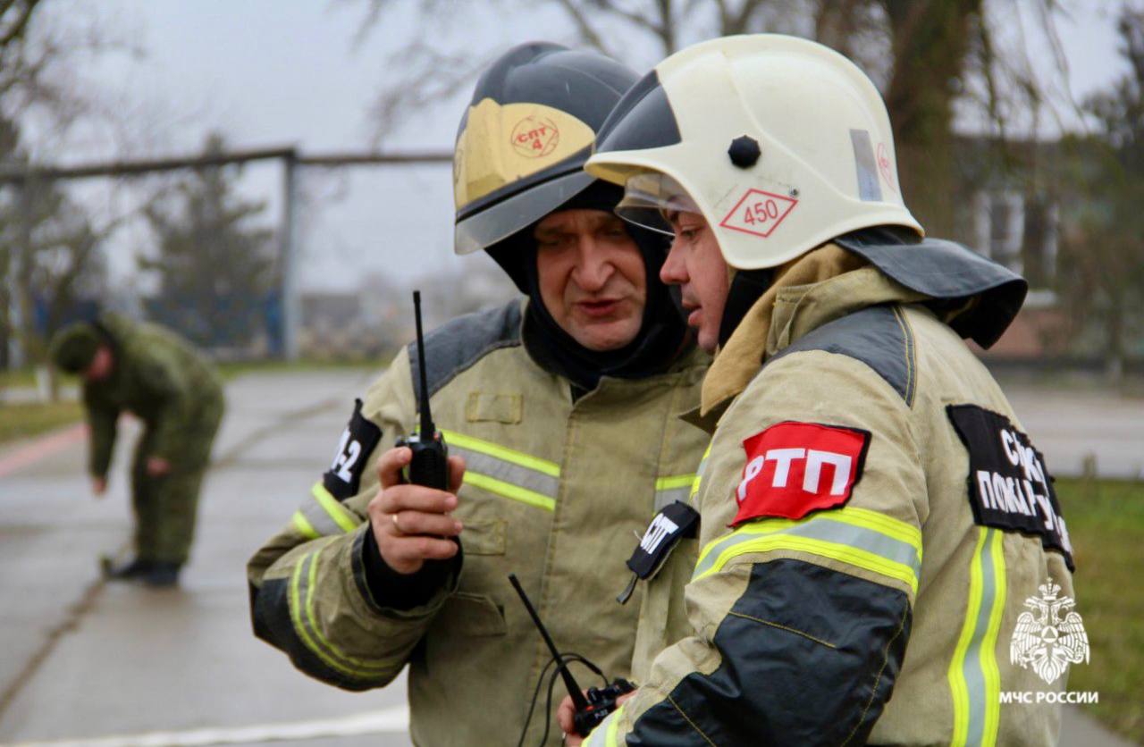 Пожарно-тактические учения проведены в городе Буденновск    ‍ Огнеборцы 4-го пожарно-спасательного отряда провели учения в ходе которых отработали слаженность при тушении пожара в хранилище с легковоспламеняющимися и  горючими жидкостями.   По легенде, в результате повреждения произошел взрыв паровоздушной смеси в одной из цистерн с последующим возгоранием на площади 200 квадратных метров. Погибших, пострадавших нет.   Руководство объекта незамедлительно сообщило о случившемся в пожарную охрану.   ‍ На месте условного пожара был развернут штаб пожаротушения, который координировал действия и определял основные направления для борьбы с огнем.   Для ликвидации условного пожара было привлечено 29 человек и 10 единиц техники. Огнеборцы эффективно справились с ситуацией и улучшили навыки взаимодействия между разными ведомствами.    МЧС Ставрополья   Подпишись    ВК     ОК     Рутуб  #МЧС26 #МЧССтаврополь