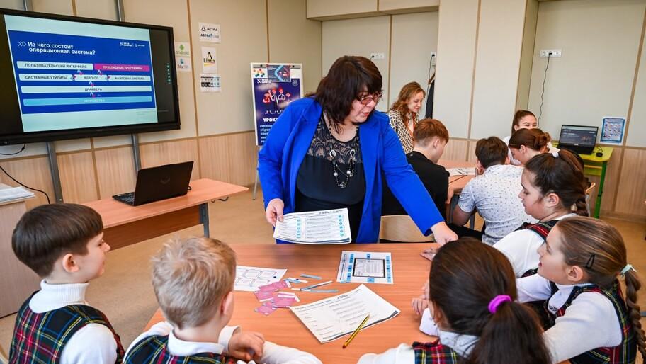 Власти отслеживают угрозы для школ и детских садов Херсонской области Власти Херсонской области постоянно отслеживают возможные угрозы для образовательных учреждений региона сообщил в интервью Херсонскому агентству новостей и о министра образования и науки региона Алексей Григорьев Там где очные занятия возможны мы обеспечиваем безопасную логистику Организован специальный школьный подвоз с жесткими нормативами не более 20 километров и 40 минут в пути Это живая система мы постоянно мониторим угрозы пересматриваем маршруты и укрепляем материальную базу передавая школам новые автобусы сказал Григорьев Он объяснил что в 15 километровой зоне обучение проходит исключительно в защищенном дистанционном формате В зоне до 30 километров школы работают в очно дистанционном режиме но с постоянной готовностью к моментальному переходу на удаленку при первой же угрозе Да вызовы колоссальны и работа ведется ежедневно Но результат который нас объединяет это гарантия права на образование для каждого ребенка где бы он ни находился Процесс идет и мы делаем все чтобы он был максимально безопасным и качественным подчеркнул руководитель министерства Образовательные учреждения Херсонской области посещают более 26 5 тыс детей и молодежи Свыше 3 5 тыс малышей ходят в детские сады более 20 тыс ребят учатся в школах около 3 тыс студентов в учреждениях среднего профессионального образования