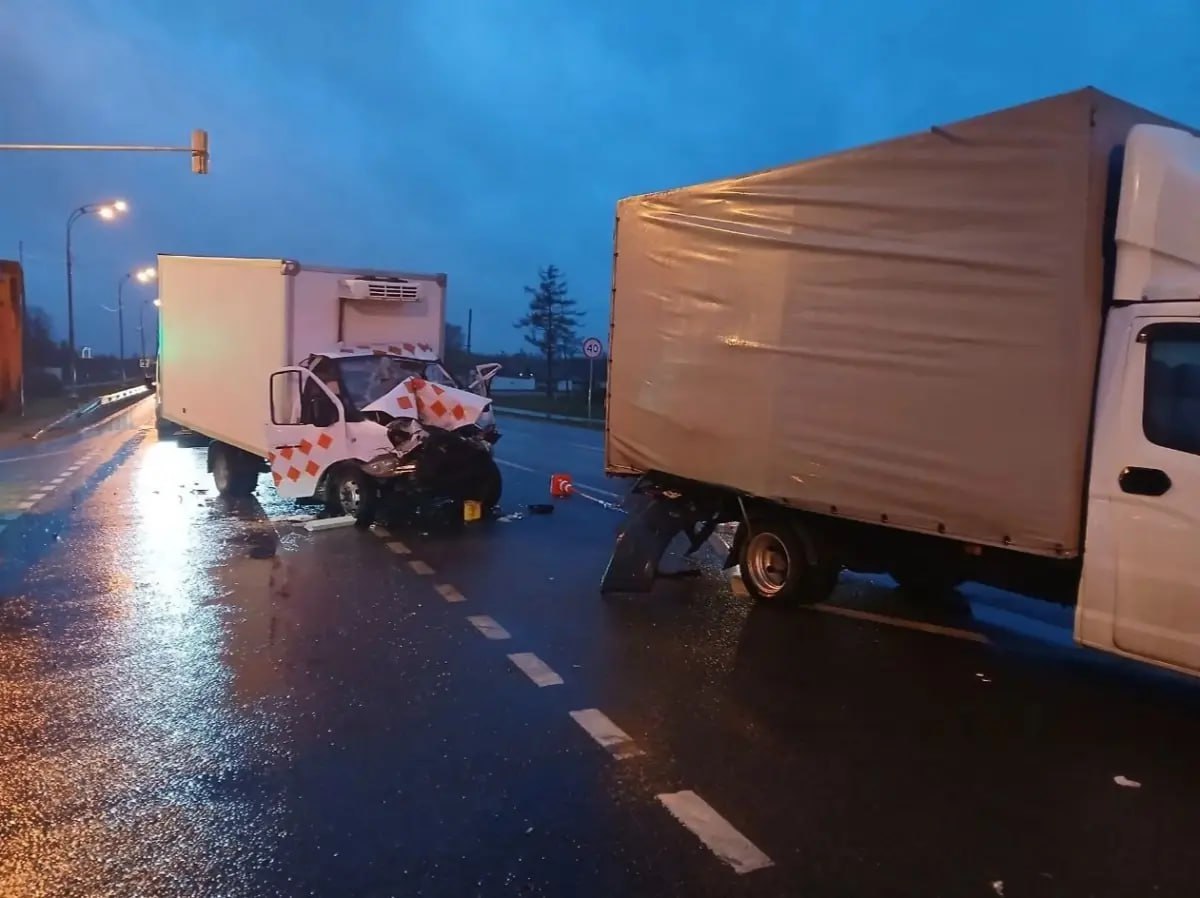 В ночном ДТП на трассе М10 пострадал водитель грузовика Сегодня в 2:25 на трассе М10 в районе деревни Мясной Бор произошло ДТП, в котором пострадал водитель. По данным отдела ГАИ «Новгородский», 39-летний мужчина за рулëм автомобиля «ГАЗ 278812», ехавший в сторону Санкт-Петербурга, врезался в «ГАЗ 3009Z7» под управлением 34-летнего водителя, который остановился на проезжей части на запрещающий сигнал светофора. Водителя первого грузовика скорая помощь доставила в Новгородскую областную клиническую больницу.